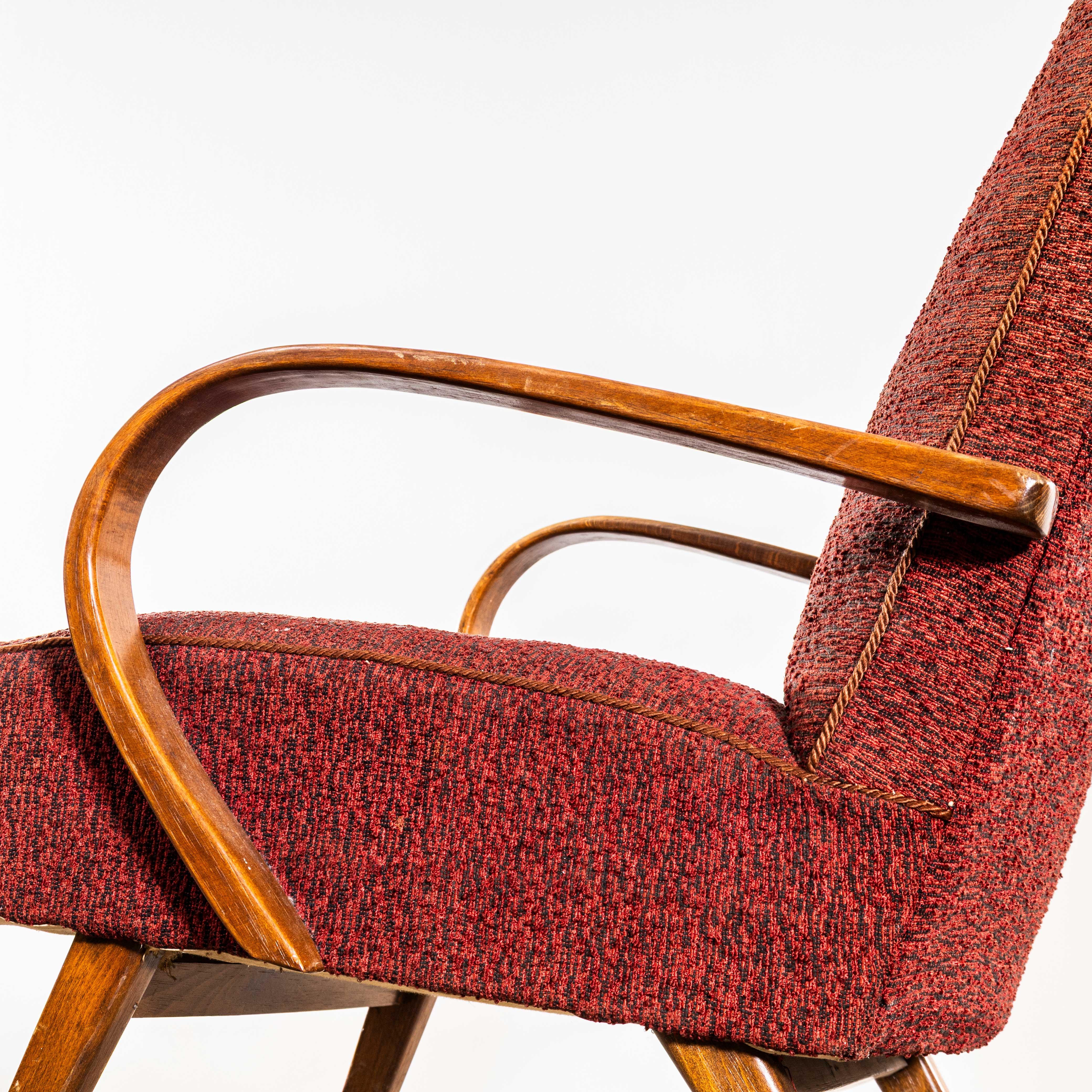 1950er Jahre Jaroslav Šmídek Original Sessel in einem Rust Boucle Stoff (Tschechisch) im Angebot