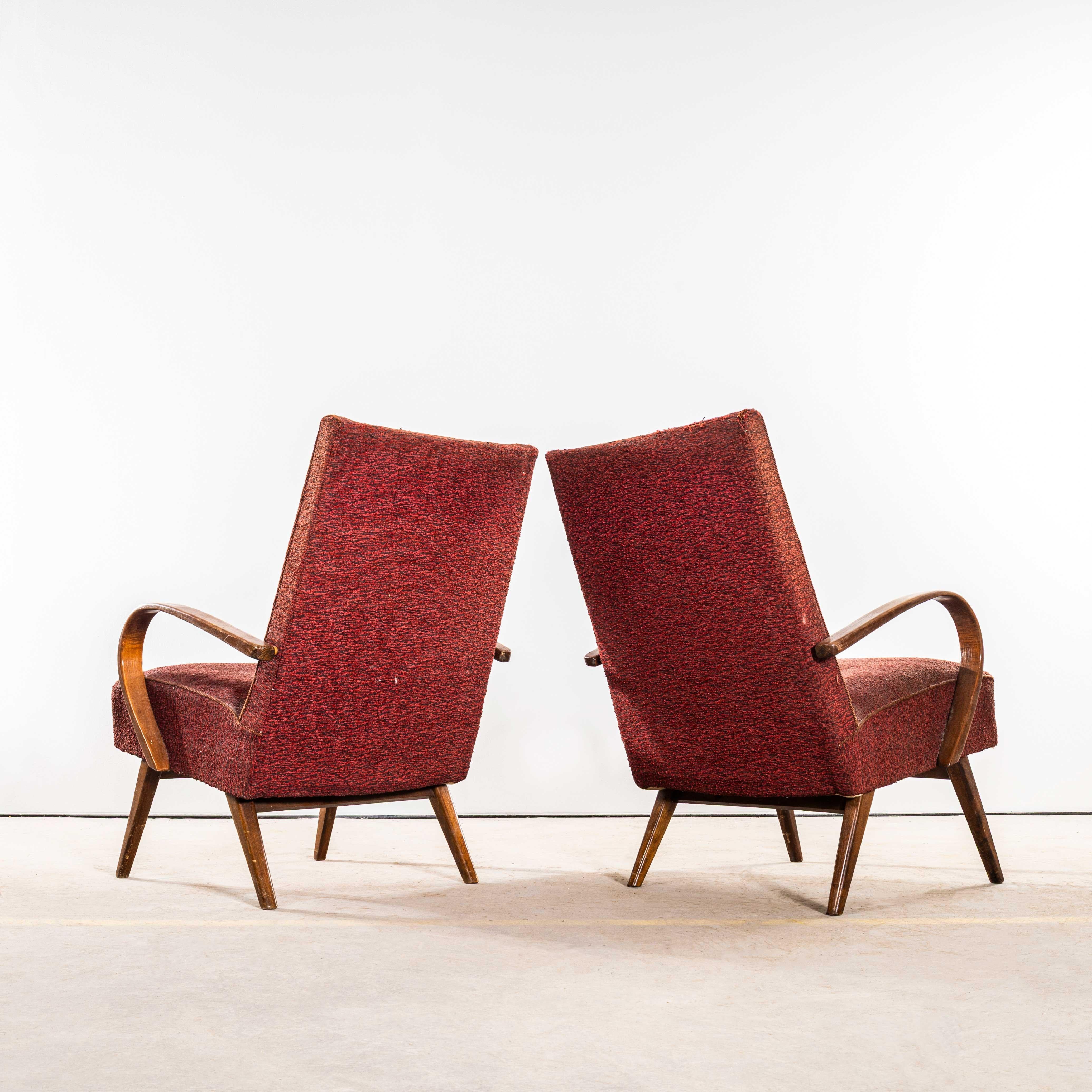 1950er Jahre Jaroslav Šmídek Original Sessel in einem Rust Boucle Stoff im Angebot 1