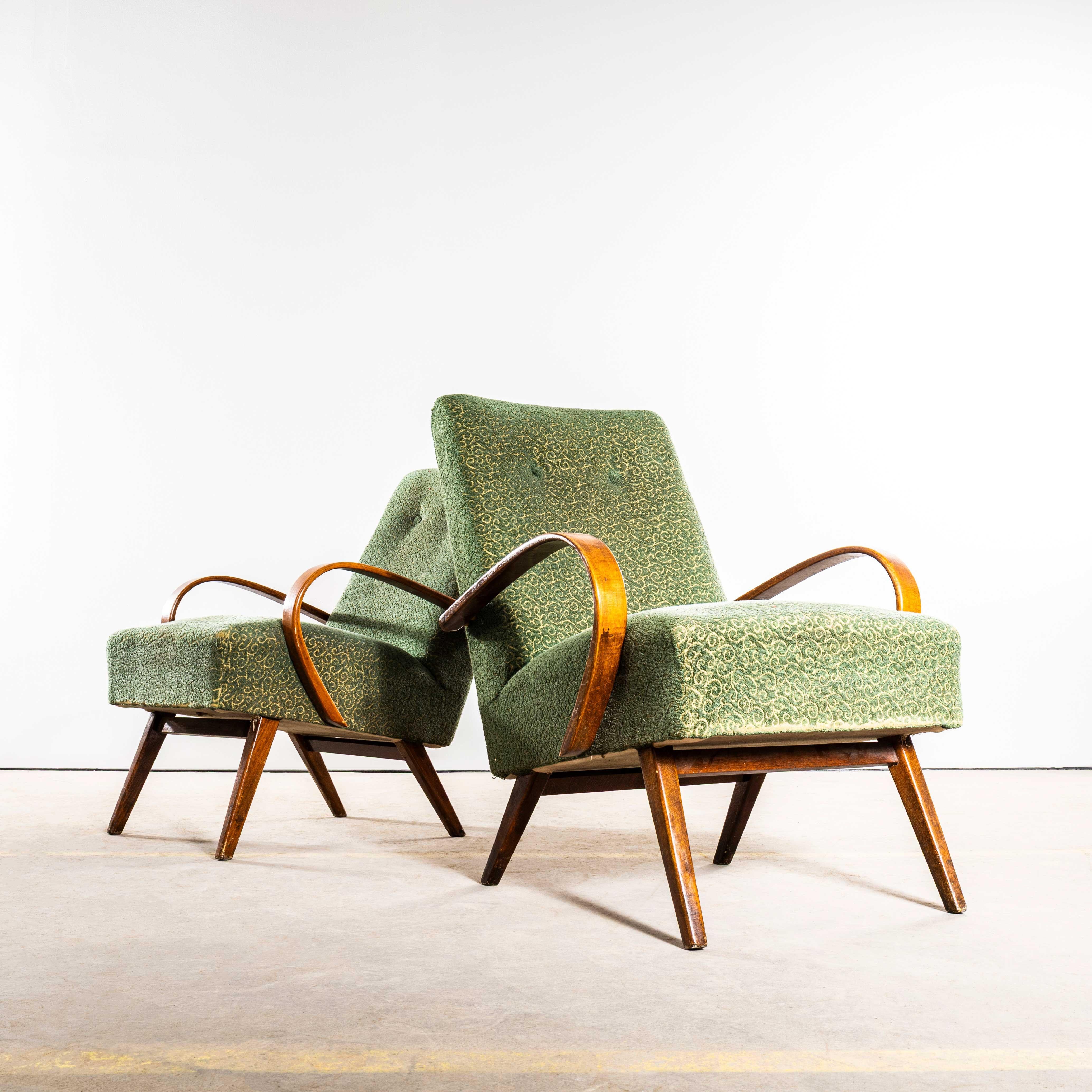1950's Jaroslav Šmídek Original Sessel in einem getufteten Wald Jacquard - gefederte Sitz. 
Direkt aus der Tschechischen Republik stammend, ist dies eines der elegantesten Designs von Šmídek. Wir wählen sorgfältig sehr originale Sessel aus und