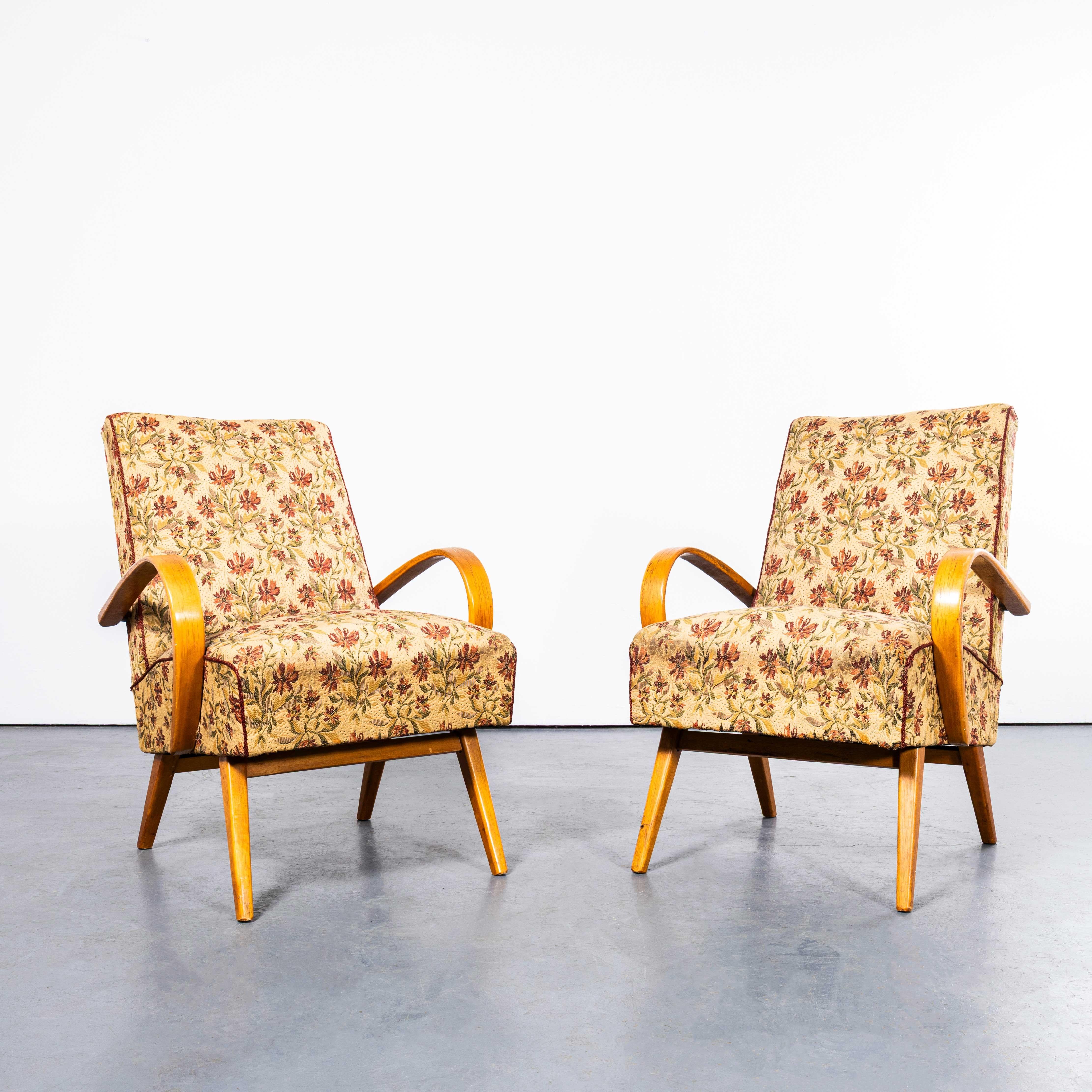 Sillones originales Jaroslav Šmídek de los años 50 en jacquard floral - Pareja. 

Procedente directamente de la República Checa, es uno de los diseños más elegantes de Šmídek. Seleccionamos cuidadosamente sillones muy originales, asegurándonos de