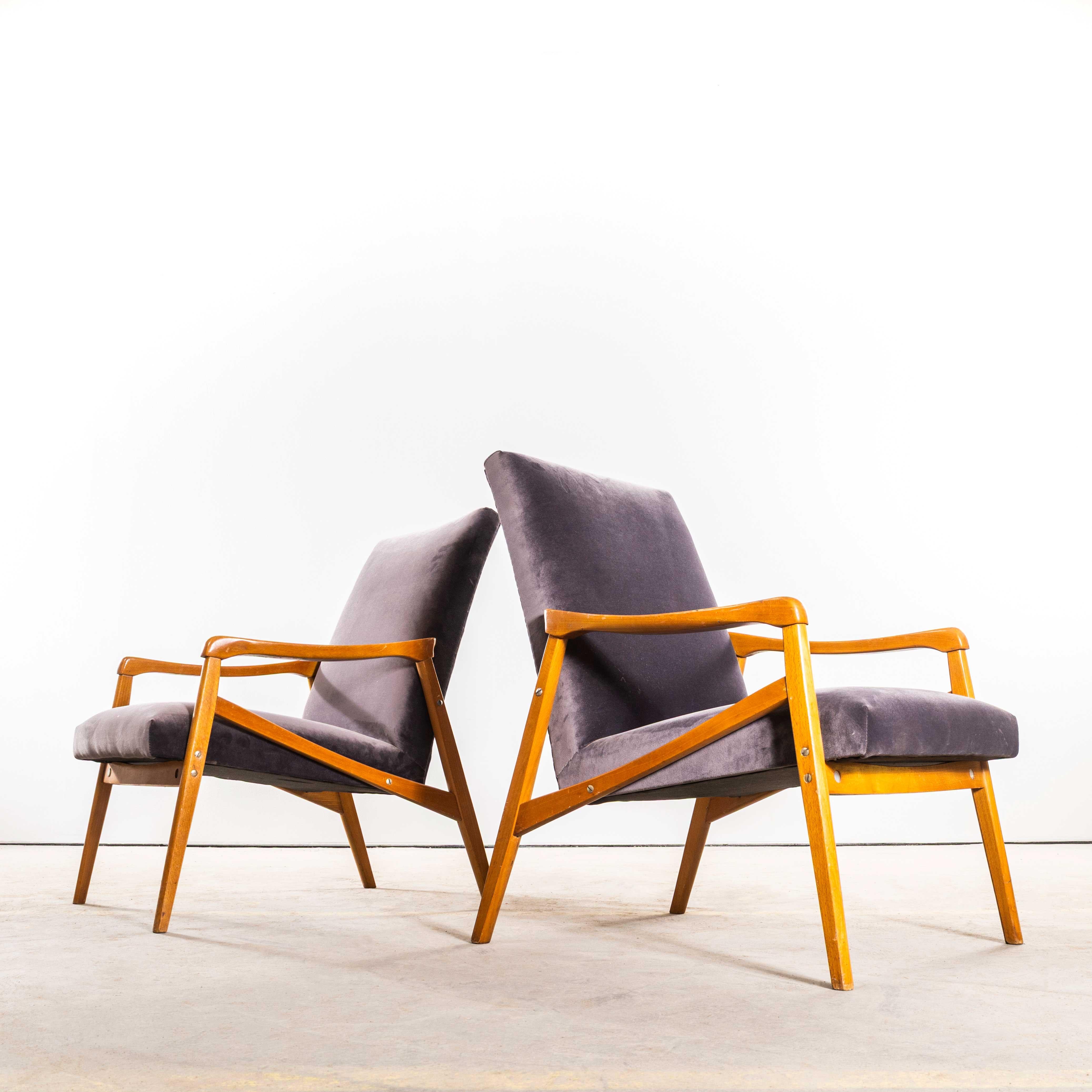 Años 50 Jaroslav Smidek Sillones originales retapizados Terciopelo de algodón gris con estructura Light. 
Procedente directamente de la República Checa, este es uno de los diseños más elegantes de Smidek. Seleccionamos cuidadosamente sillones muy