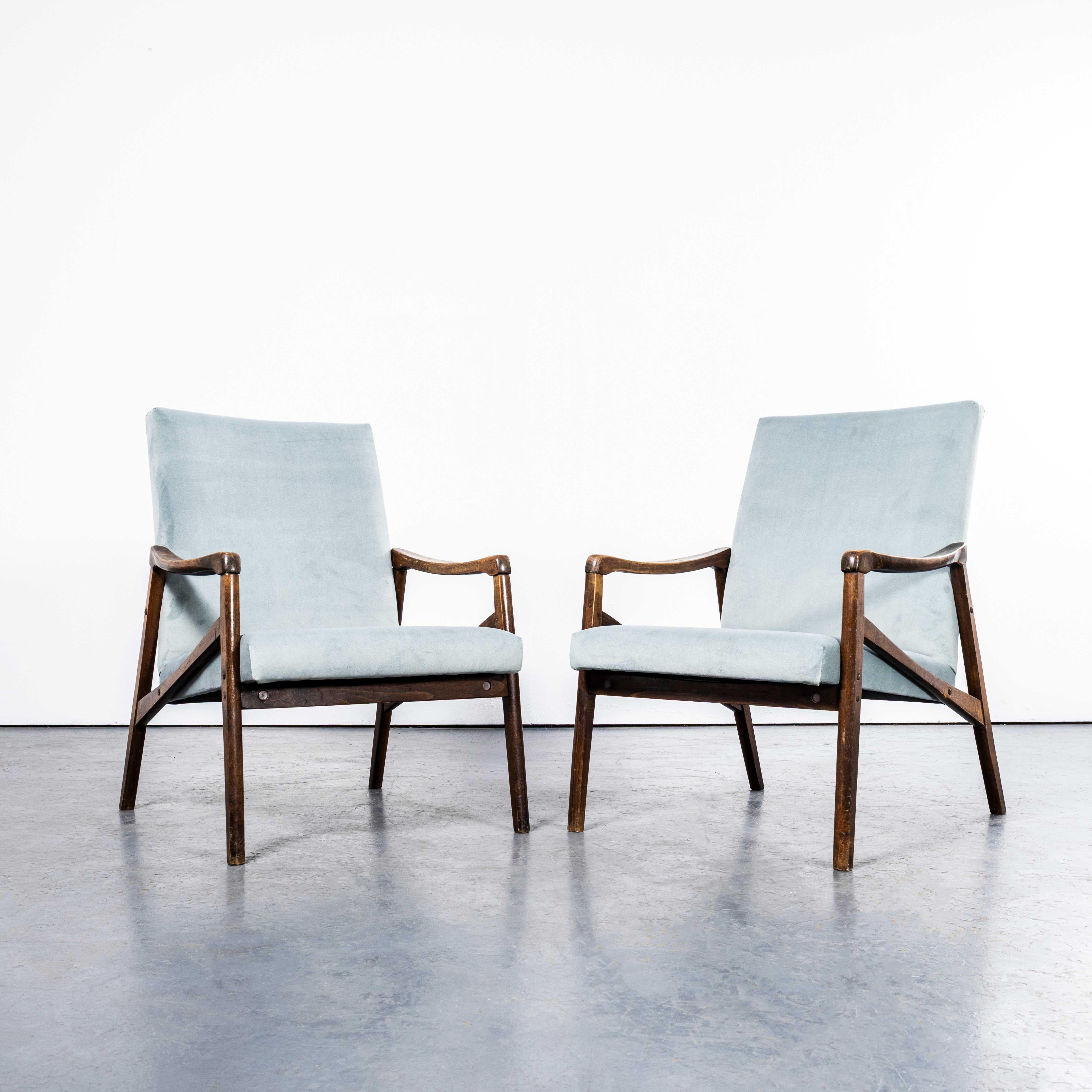 Sillones Retapizados Originales Jaroslav Smidek De 1950 En Azul Huevo De Pato - Pareja. 

Procedente directamente de la República Checa, este es uno de los diseños más elegantes de Smidek. Seleccionamos cuidadosamente sillones muy originales