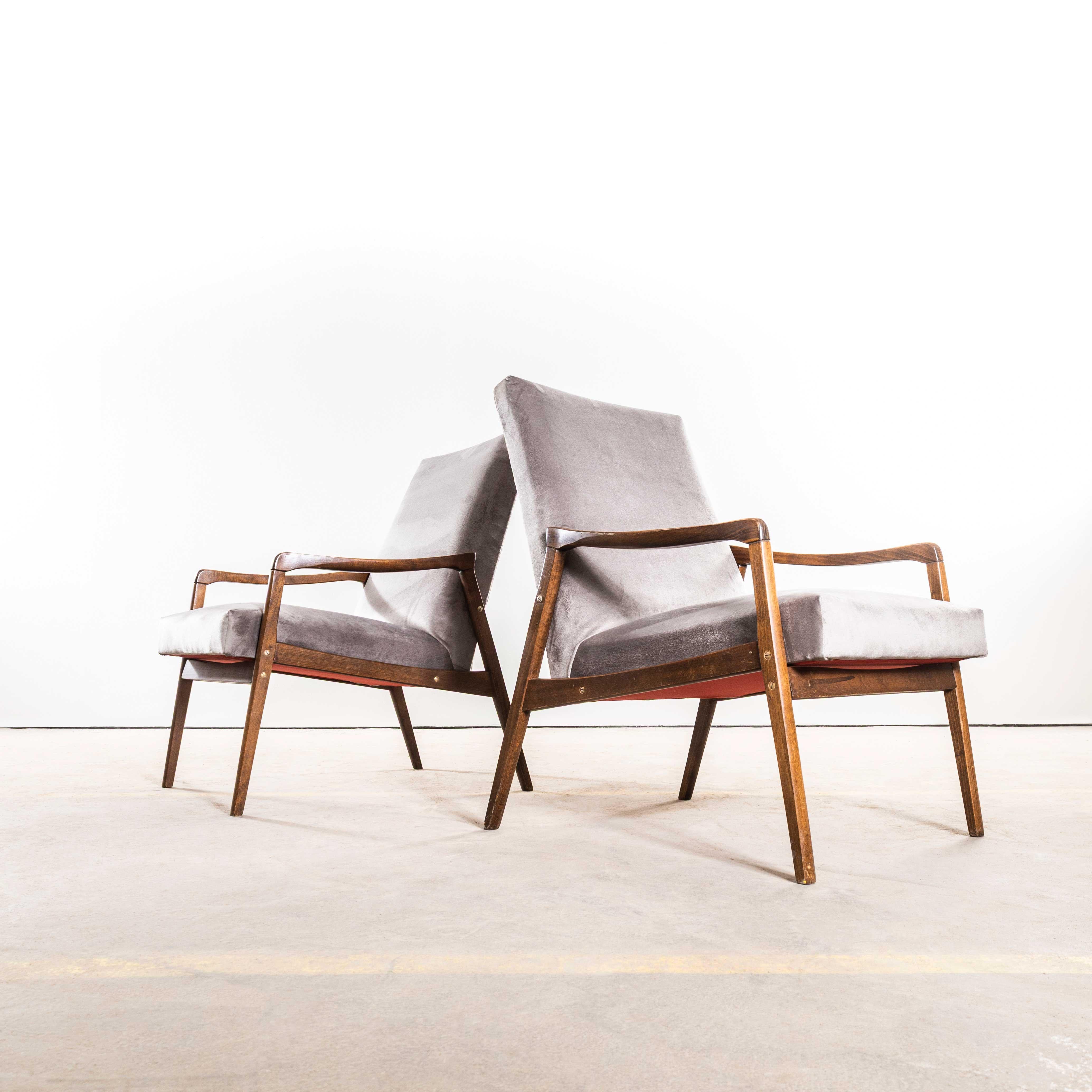 Sillones originales Jaroslav Šmídek de los años 50 retapizados en terciopelo de algodón gris. 
Procedente directamente de la República Checa, este es uno de los diseños más elegantes de Smidek. Seleccionamos cuidadosamente sillones muy originales