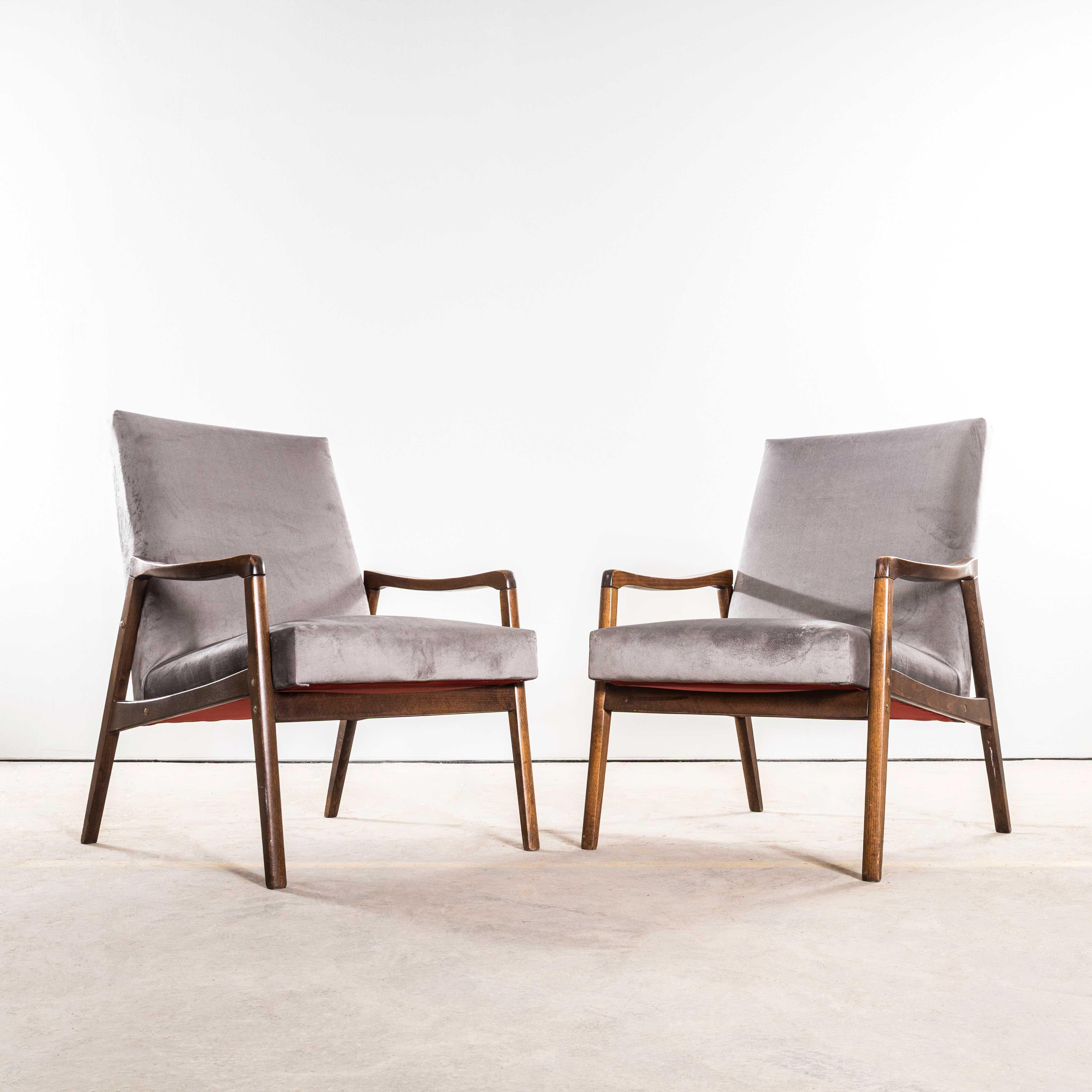 Sillones retapizados originales Jaroslav Šmídek de los años 50 en terciopelo de algodón gris en Bueno estado para la venta en Hook, Hampshire