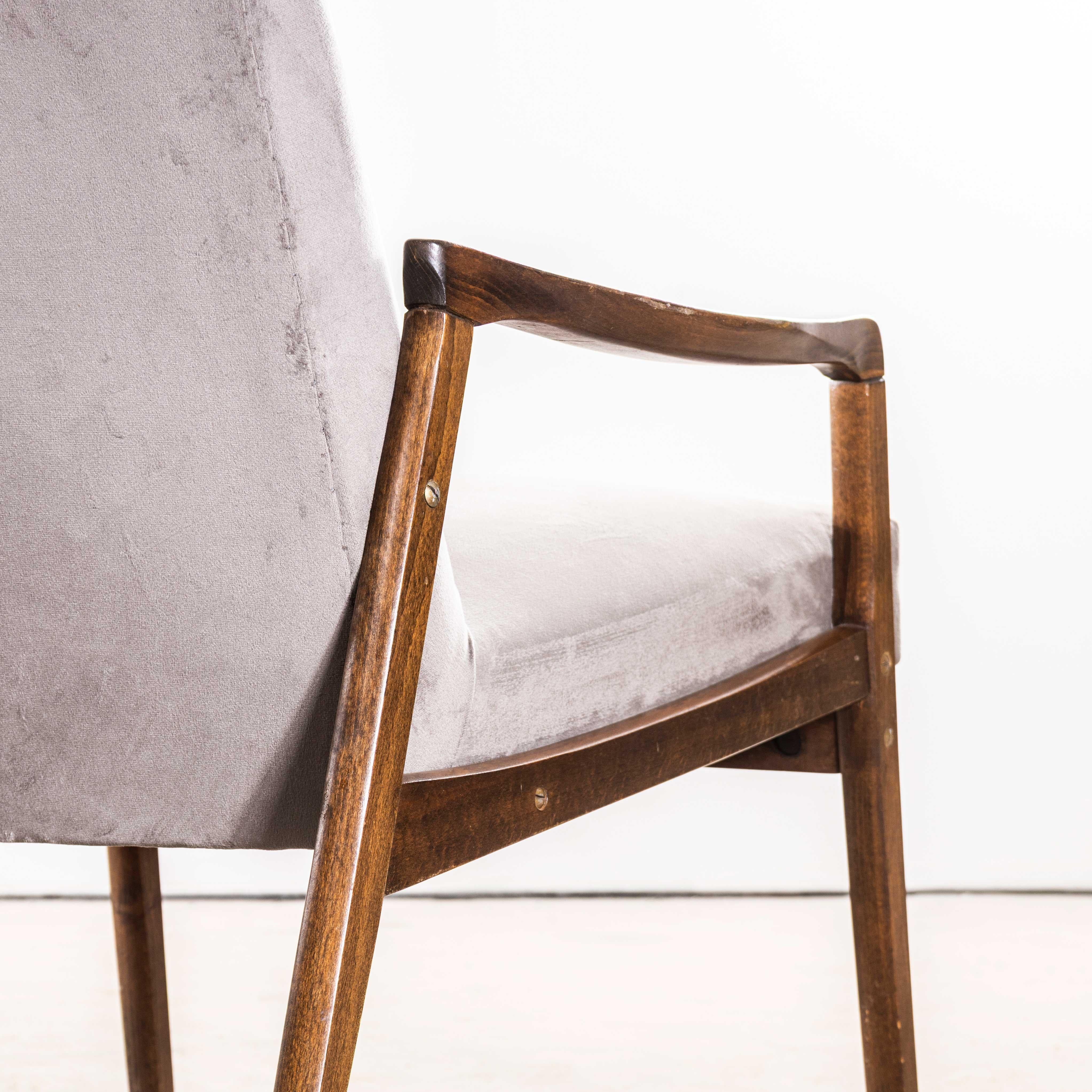 Sillones retapizados originales Jaroslav Šmídek de los años 50 en terciopelo de algodón gris mediados del siglo XX en venta