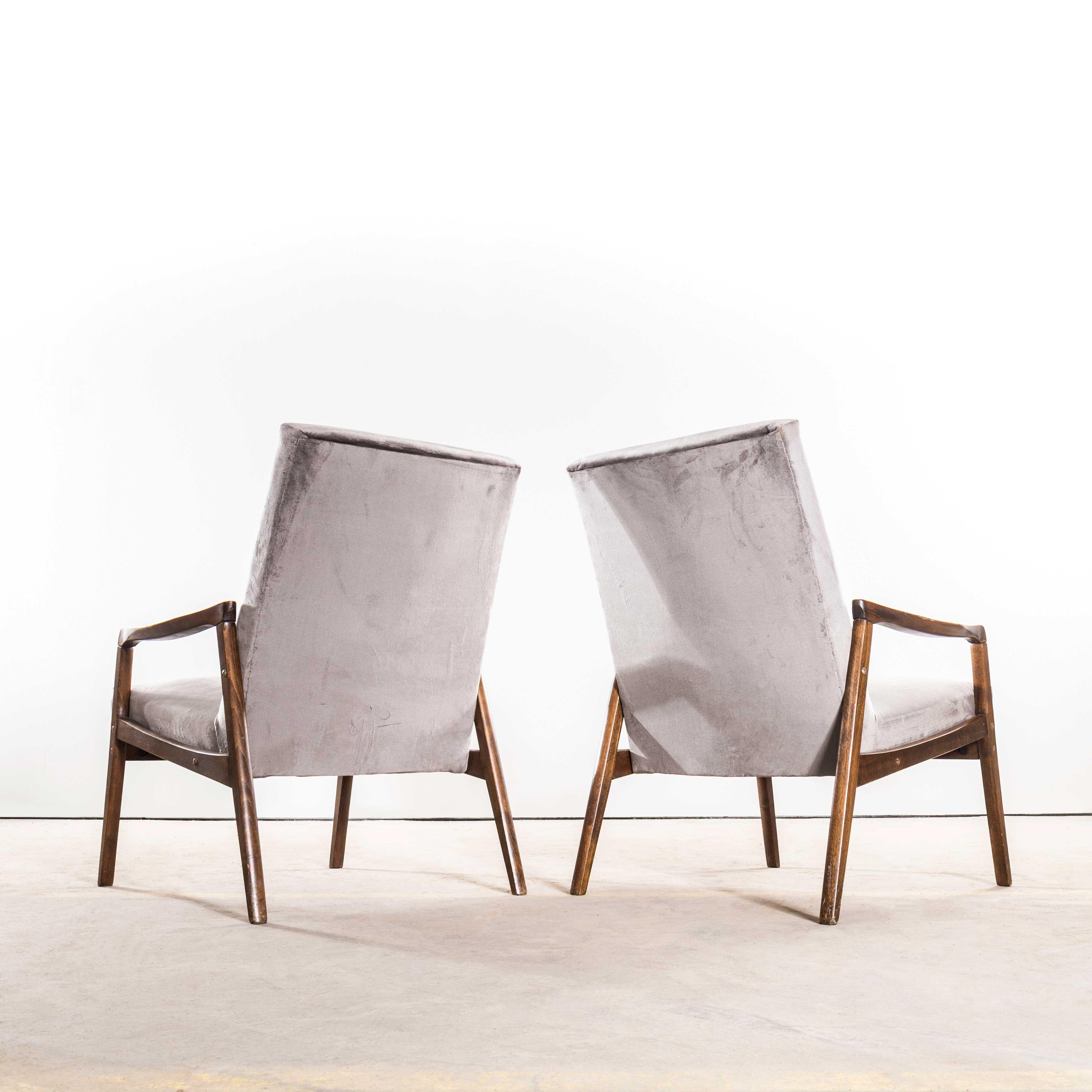 Sillones retapizados originales Jaroslav Šmídek de los años 50 en terciopelo de algodón gris en venta 1