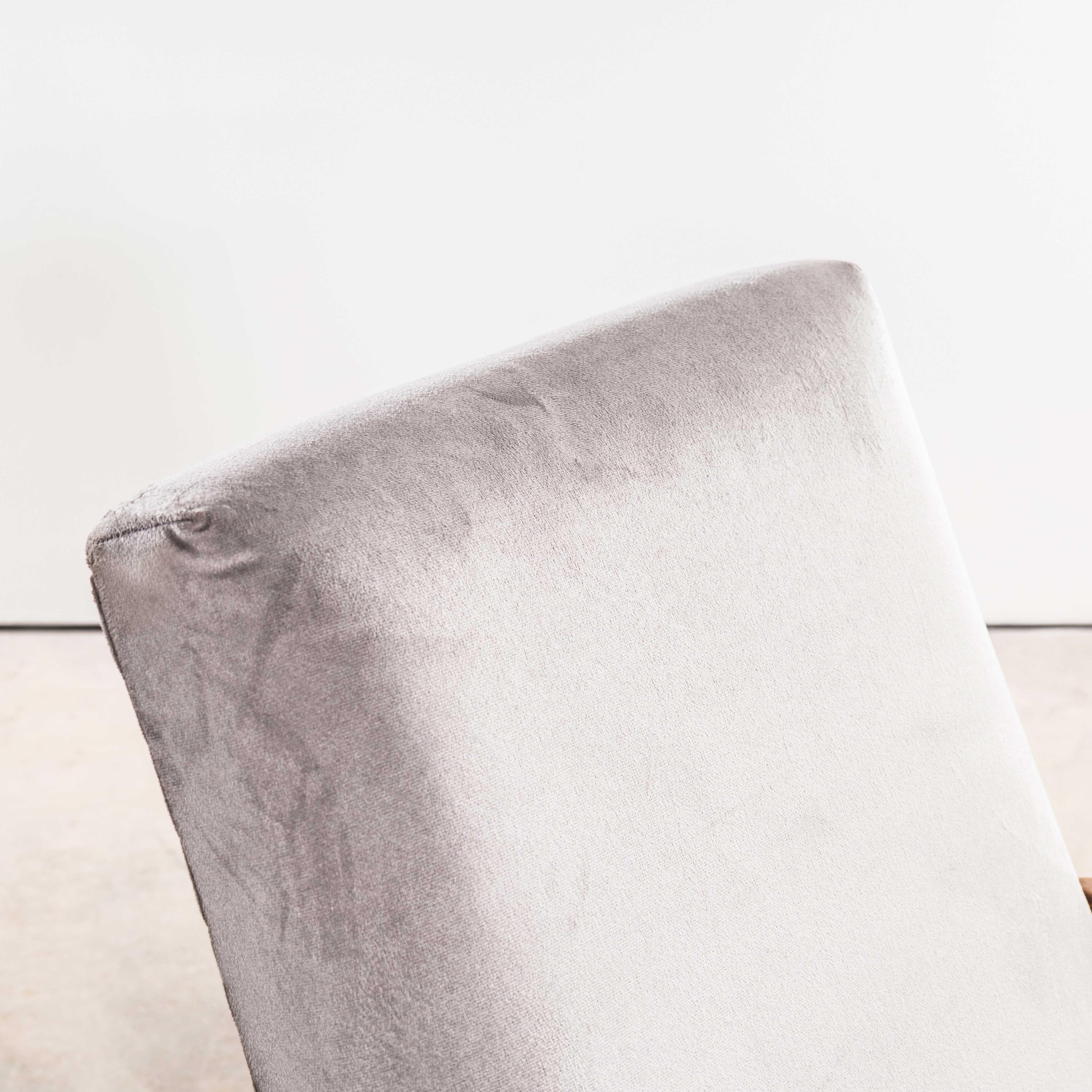 Sillones retapizados originales Jaroslav Šmídek de los años 50 en terciopelo de algodón gris en venta 2