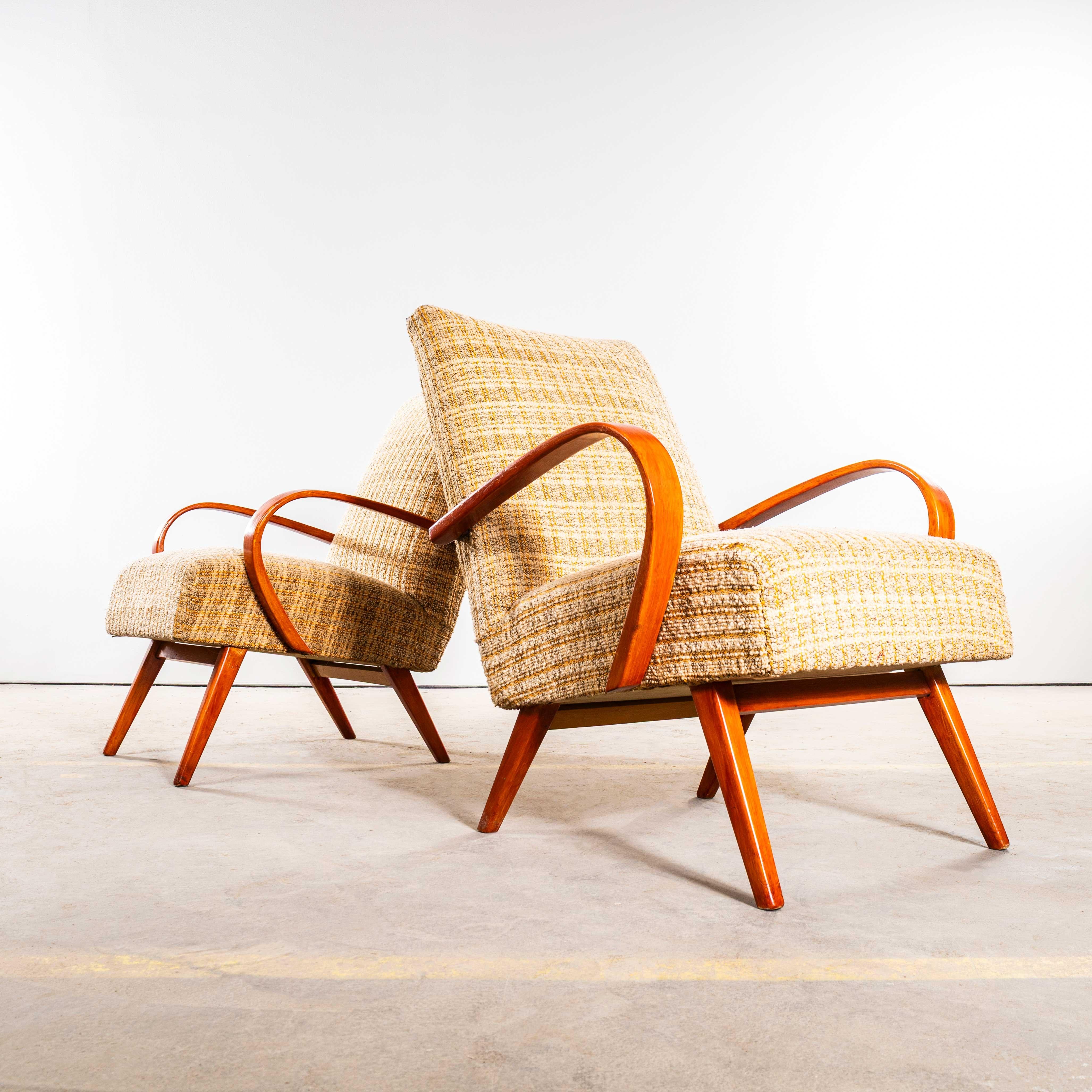 1950er Jahre Jaroslav Šmídek Original gefederte Sessel in einem geometrischen Karostoff. 
Direkt aus der Tschechischen Republik stammend, ist dies eines der elegantesten Designs von Šmídek. Wir wählen sorgfältig sehr originale Sessel aus und achten