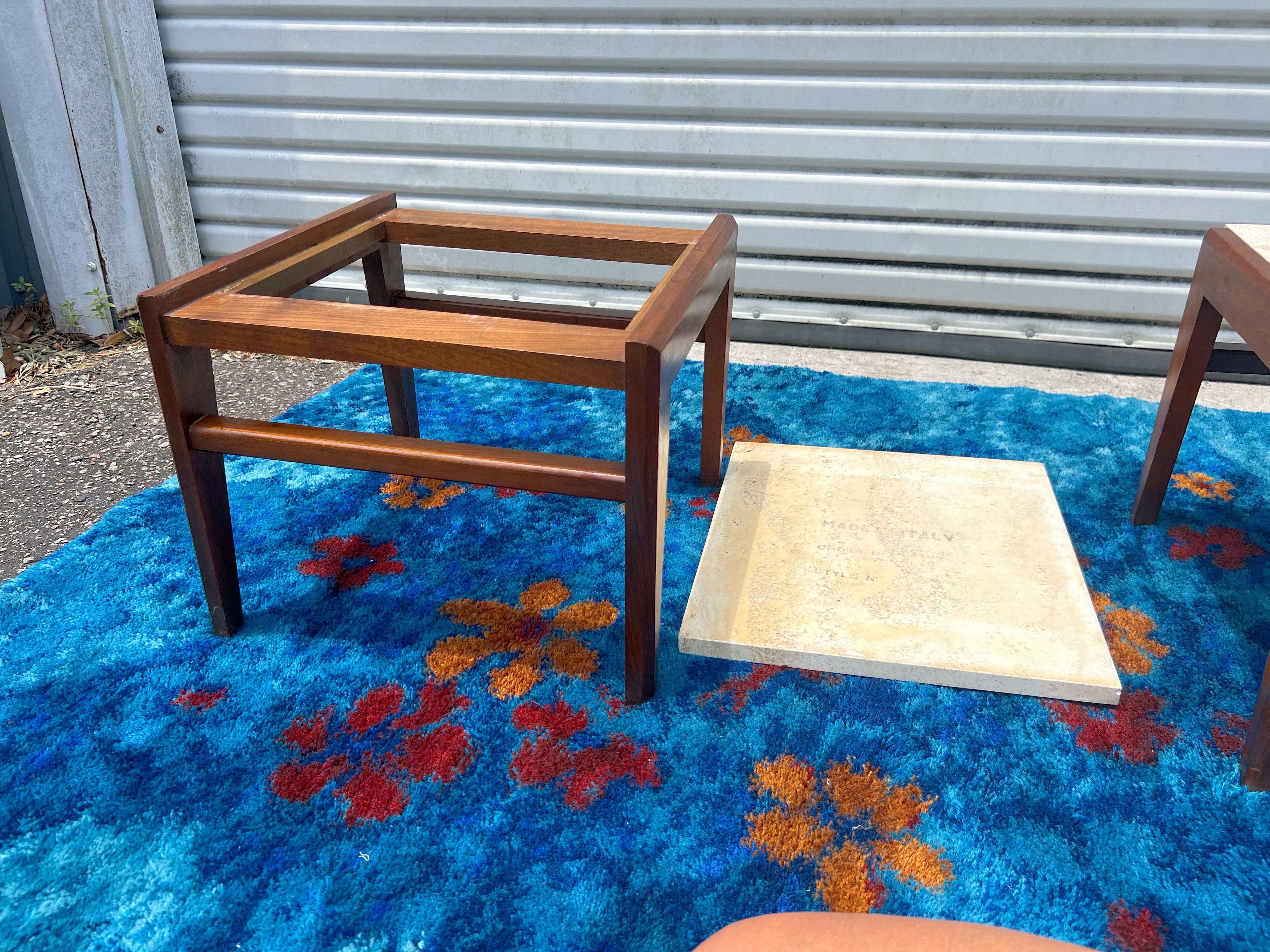 Beistelltische aus Travertin und Nussbaumholz, Jens Risom zugeschrieben Mid-Century Modern, 1950er Jahre im Angebot 4
