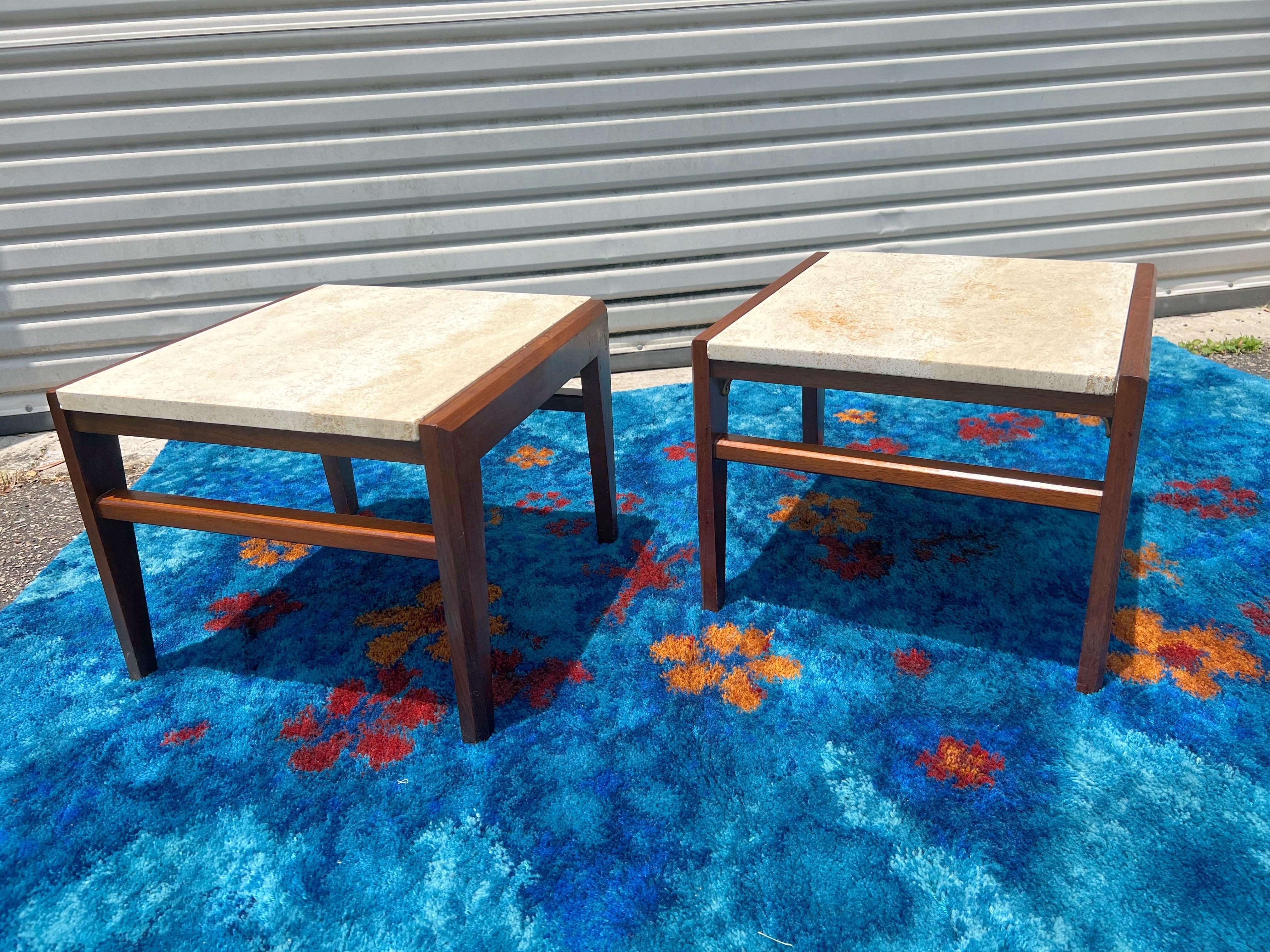 Beistelltische aus Travertin und Nussbaumholz, Jens Risom zugeschrieben Mid-Century Modern, 1950er Jahre im Angebot 2