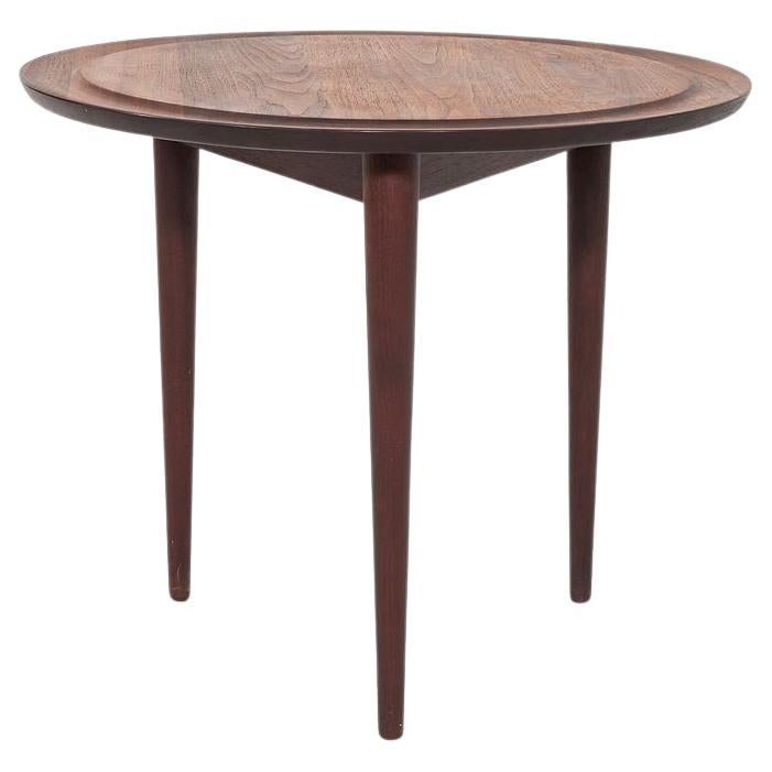 1950s Jens Risom Design Table d'appoint ronde en noyer 25"