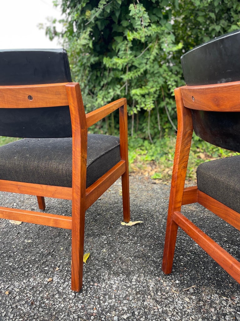 1950s Jens Risom Style Walnut Arm Chairs, a Pair For Sale 3