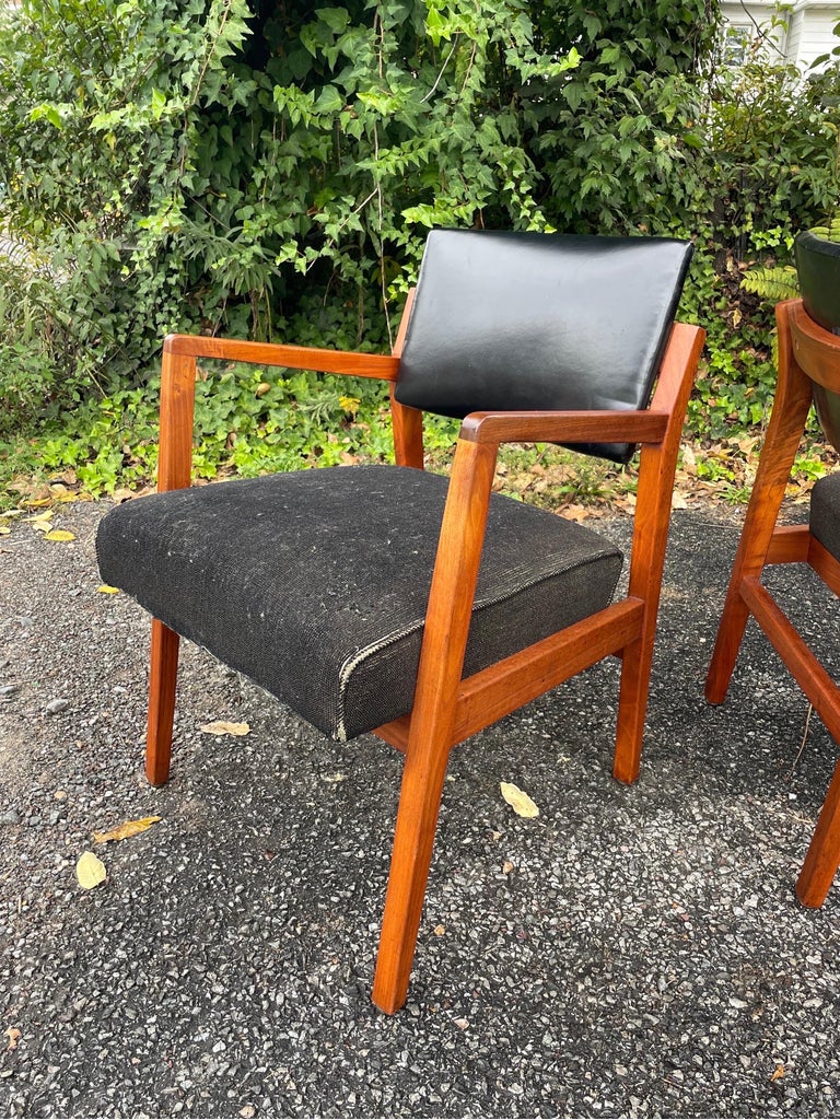 Mid-Century Modern 1950s Jens Risom Style Walnut Arm Chairs, a Pair For Sale