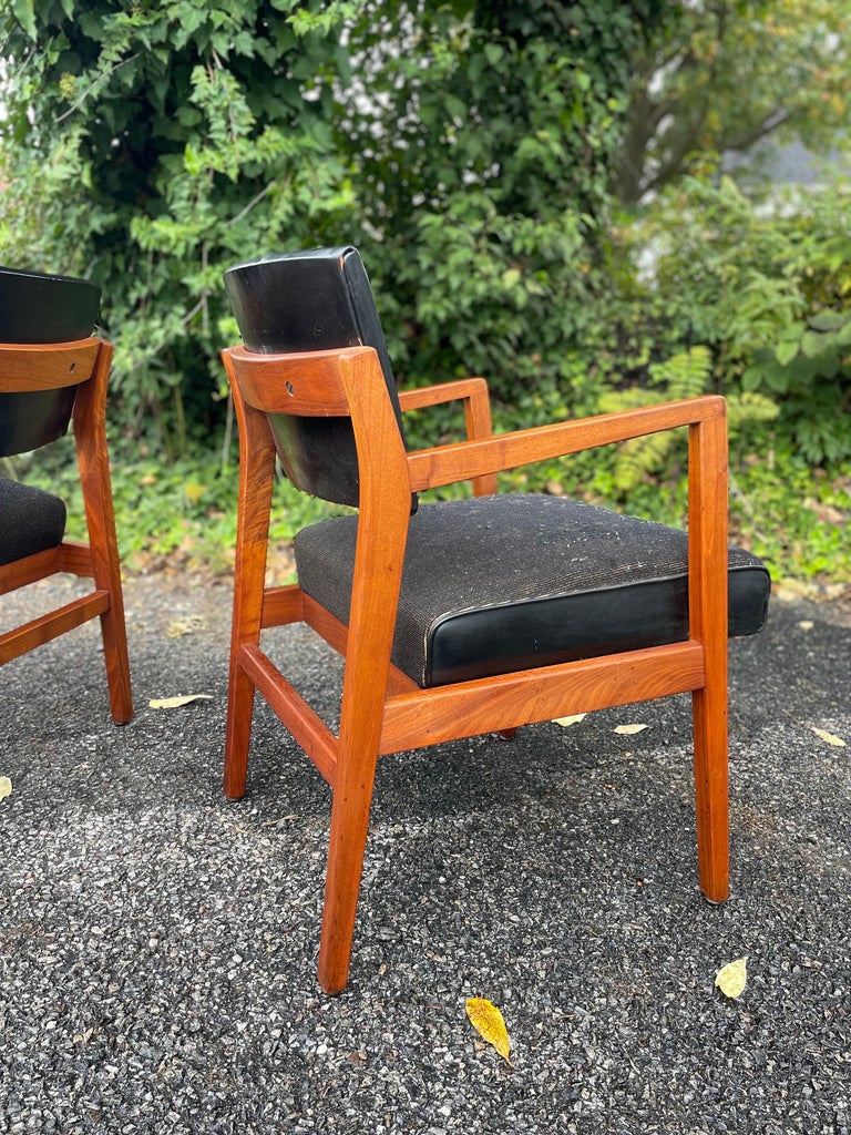 1950s Jens Risom Style Walnut Arm Chairs, a Pair In Good Condition For Sale In Audubon, NJ
