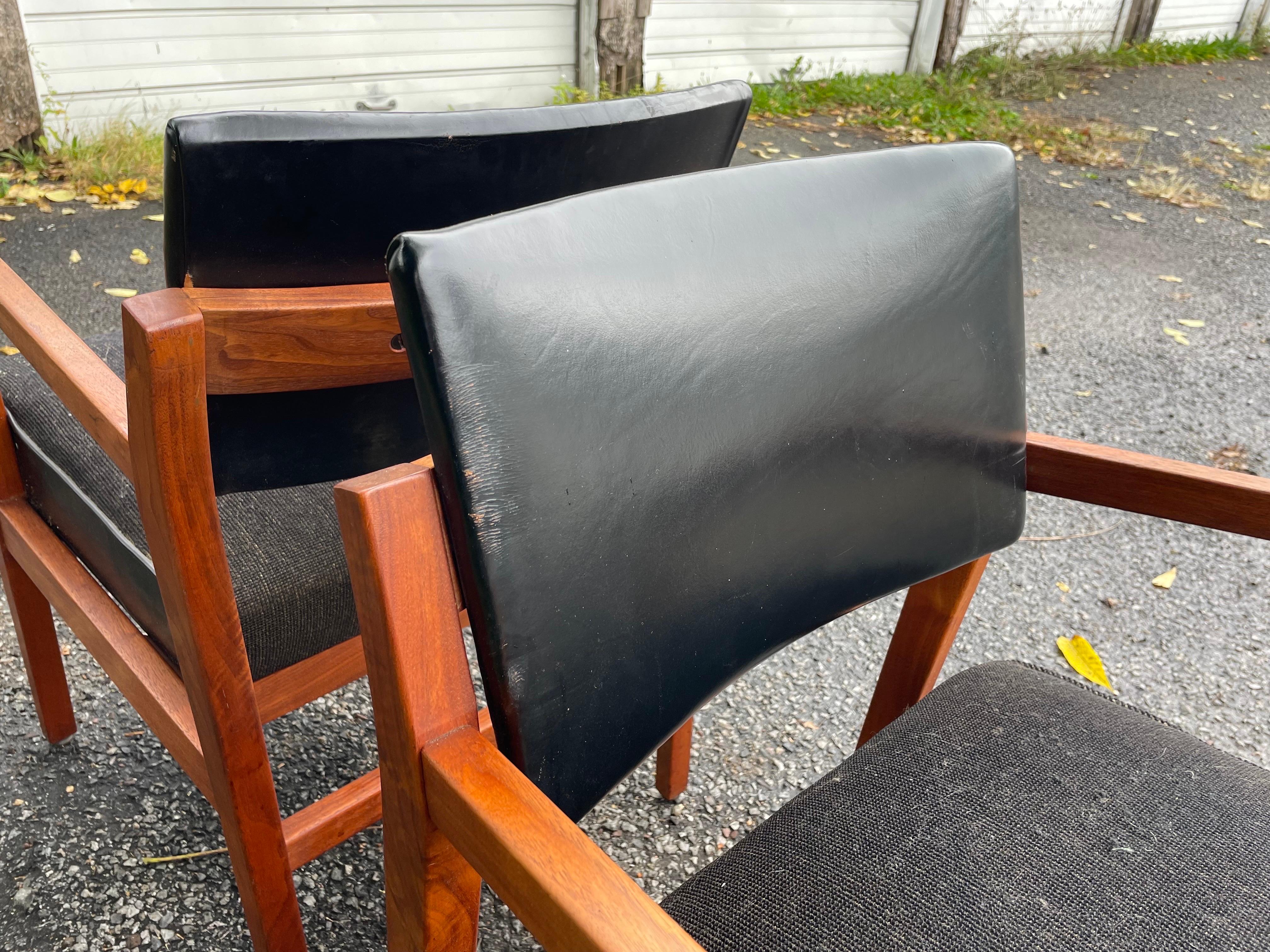 Mid-20th Century 1950s Jens Risom Style Walnut Arm Chairs, a Pair For Sale