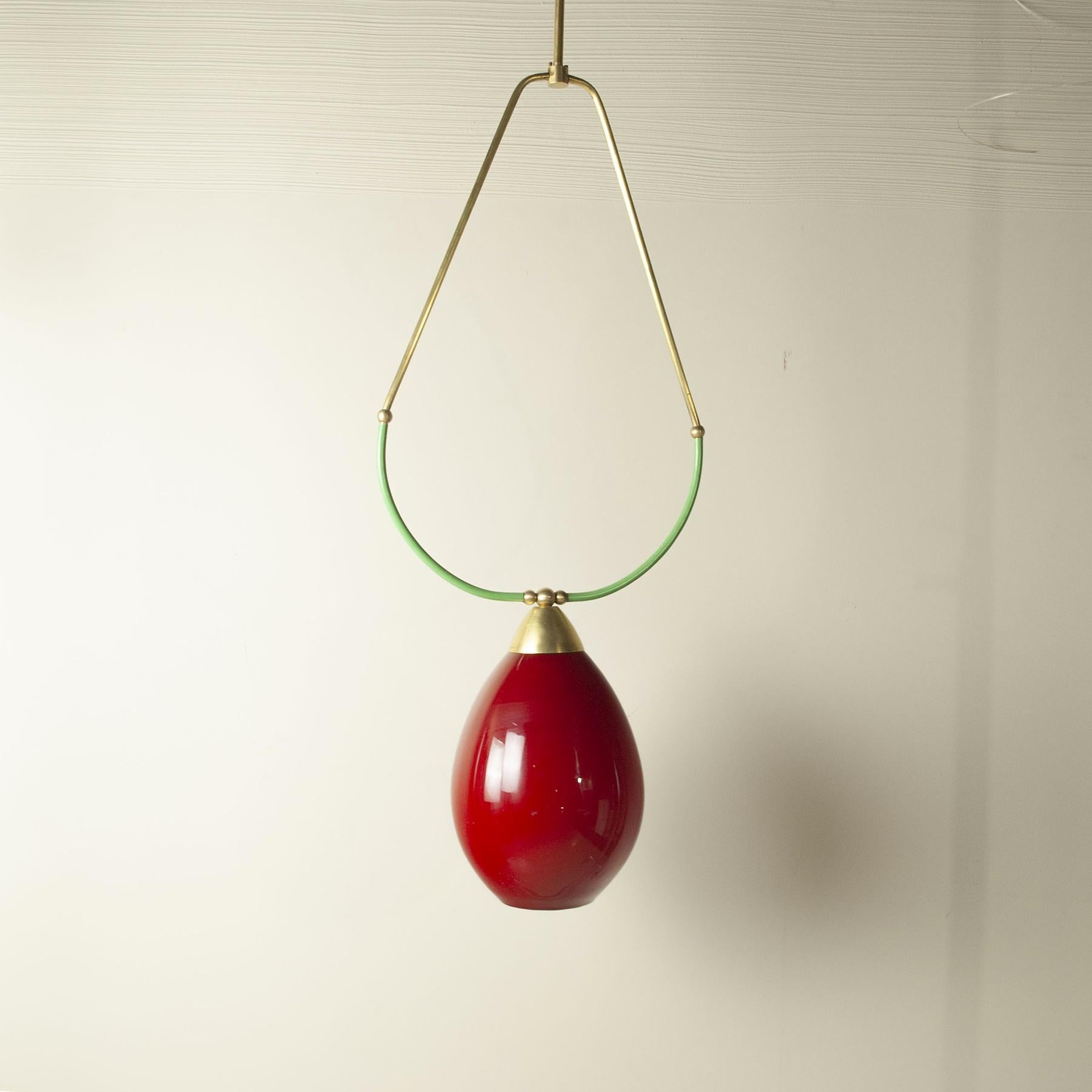 Elegante ciondolo degli anni '50 con montatura in ottone a forma di scala e diffusore in vetro di murano; il colore rosso-viola conferisce a questo magnifico oggetto una caratteristica unica facendolo sembrare un vero e proprio gioiello, soprattutto