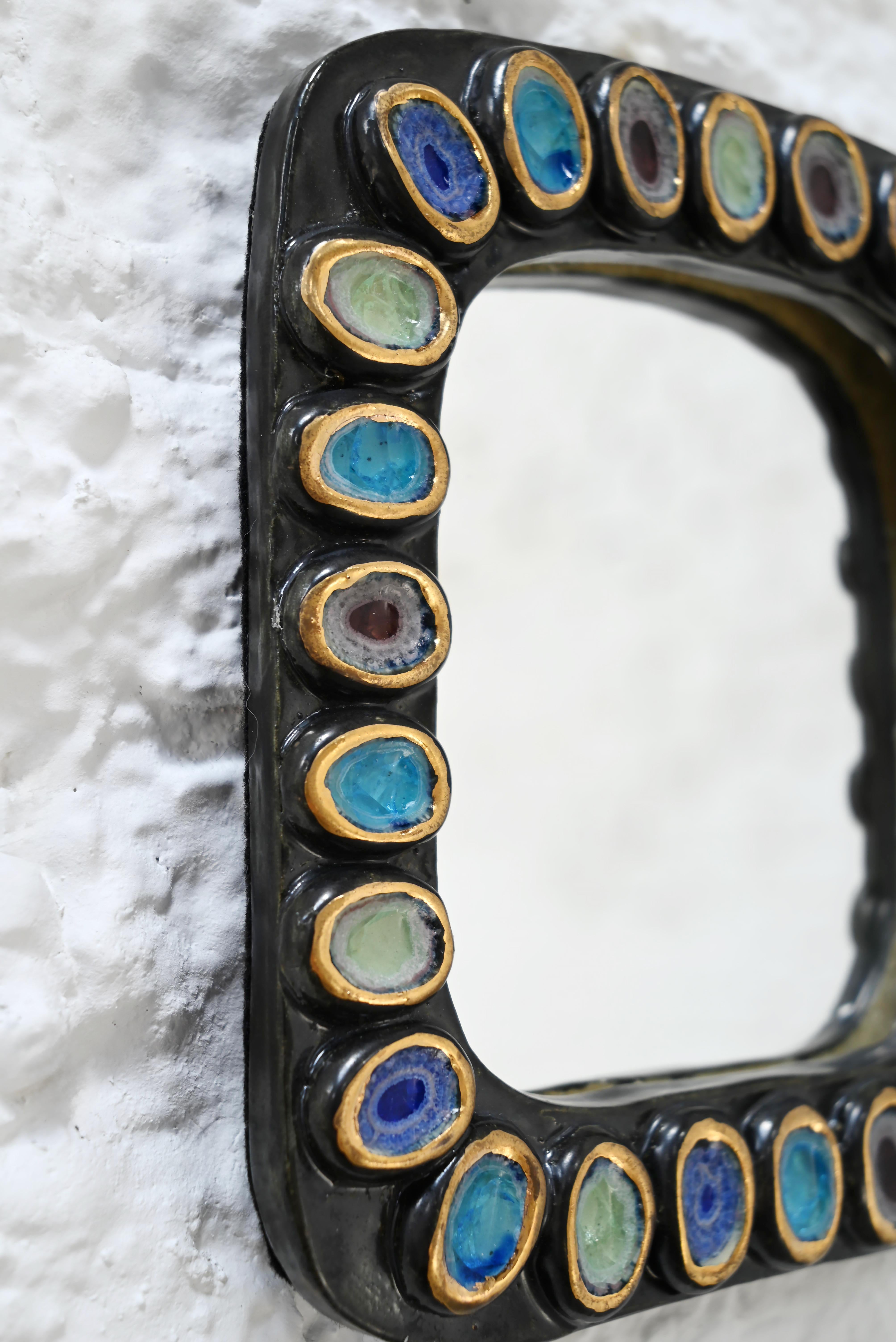 Français Miroir en céramique de couleur Jewell des années 1950 attribué à Mithé Espelt en vente