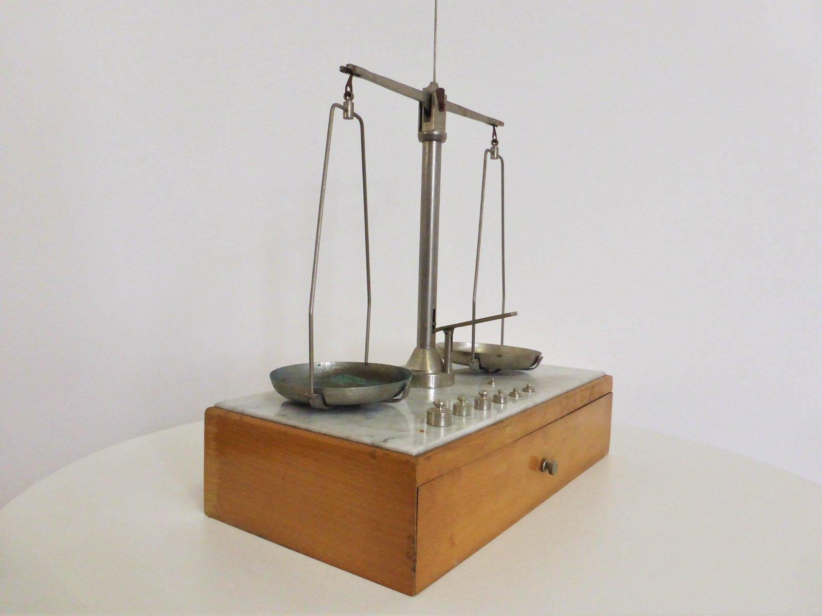 juwelierwaage aus Holz und Messing aus den 1950er Jahren im Angebot 4