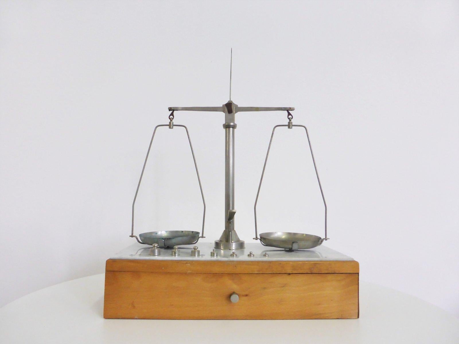 juwelierwaage aus Holz und Messing aus den 1950er Jahren im Angebot 6