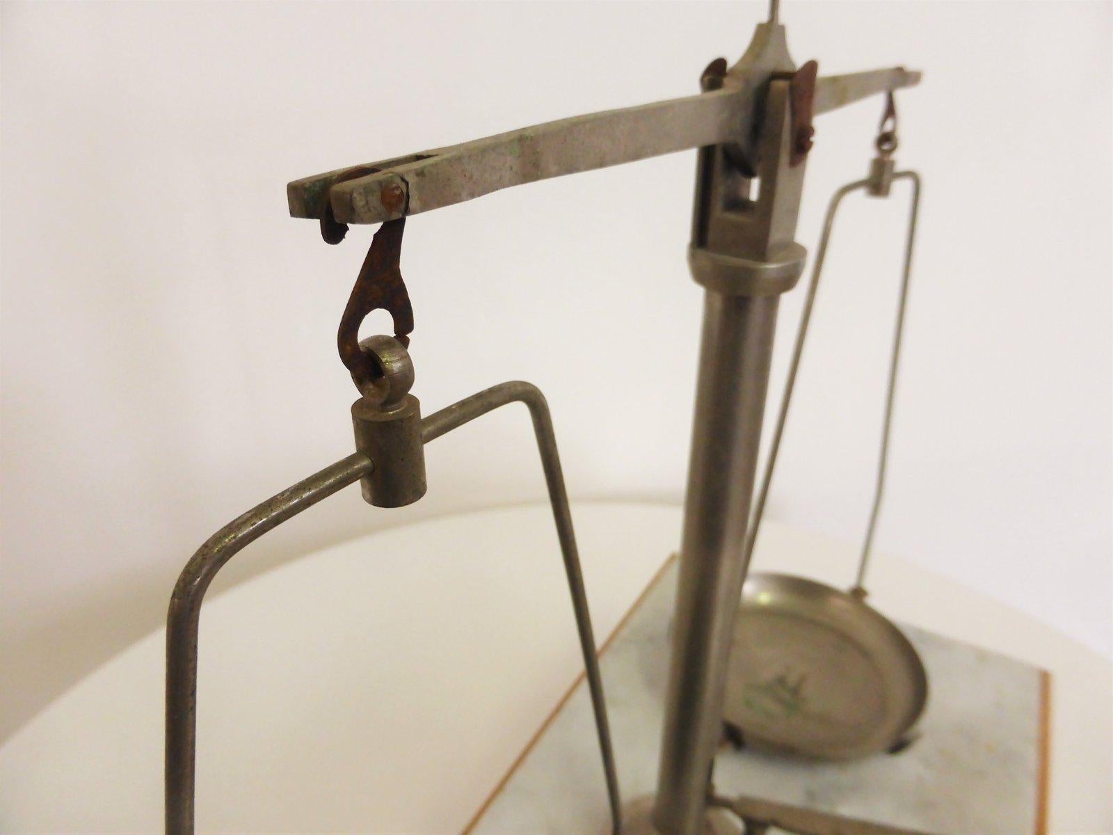 juwelierwaage aus Holz und Messing aus den 1950er Jahren im Zustand „Gut“ im Angebot in Manzano, IT