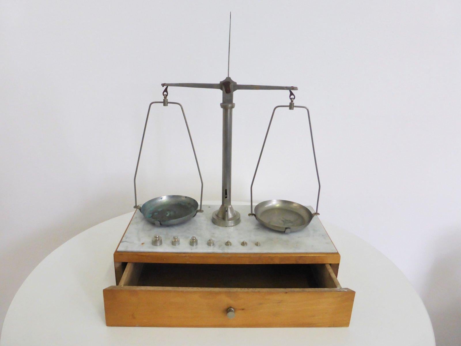 juwelierwaage aus Holz und Messing aus den 1950er Jahren im Angebot 1