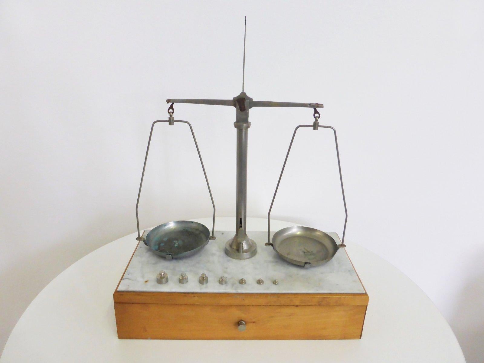 juwelierwaage aus Holz und Messing aus den 1950er Jahren im Angebot 3