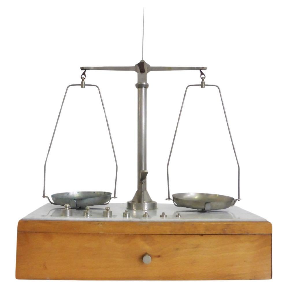 balance de bijoutier en bois et laiton des années 1950