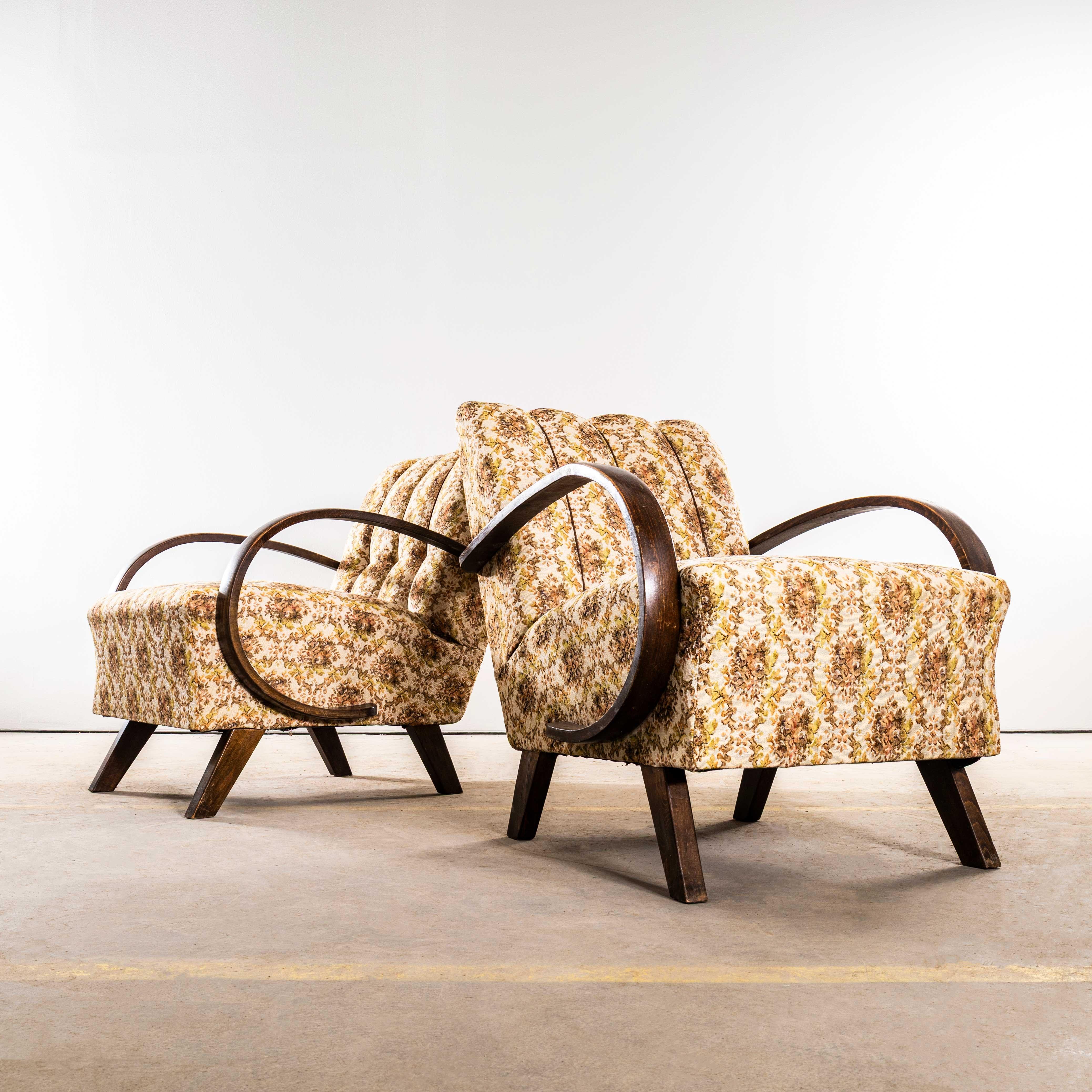 Fauteuils Jindrich Halabala des années 1950 en tissu floral tapissé d'origine. Directement originaire de la République tchèque, Halabala était un designer industriel, un écrivain et un éducateur tchèque. Halabala a joué un rôle clé dans le