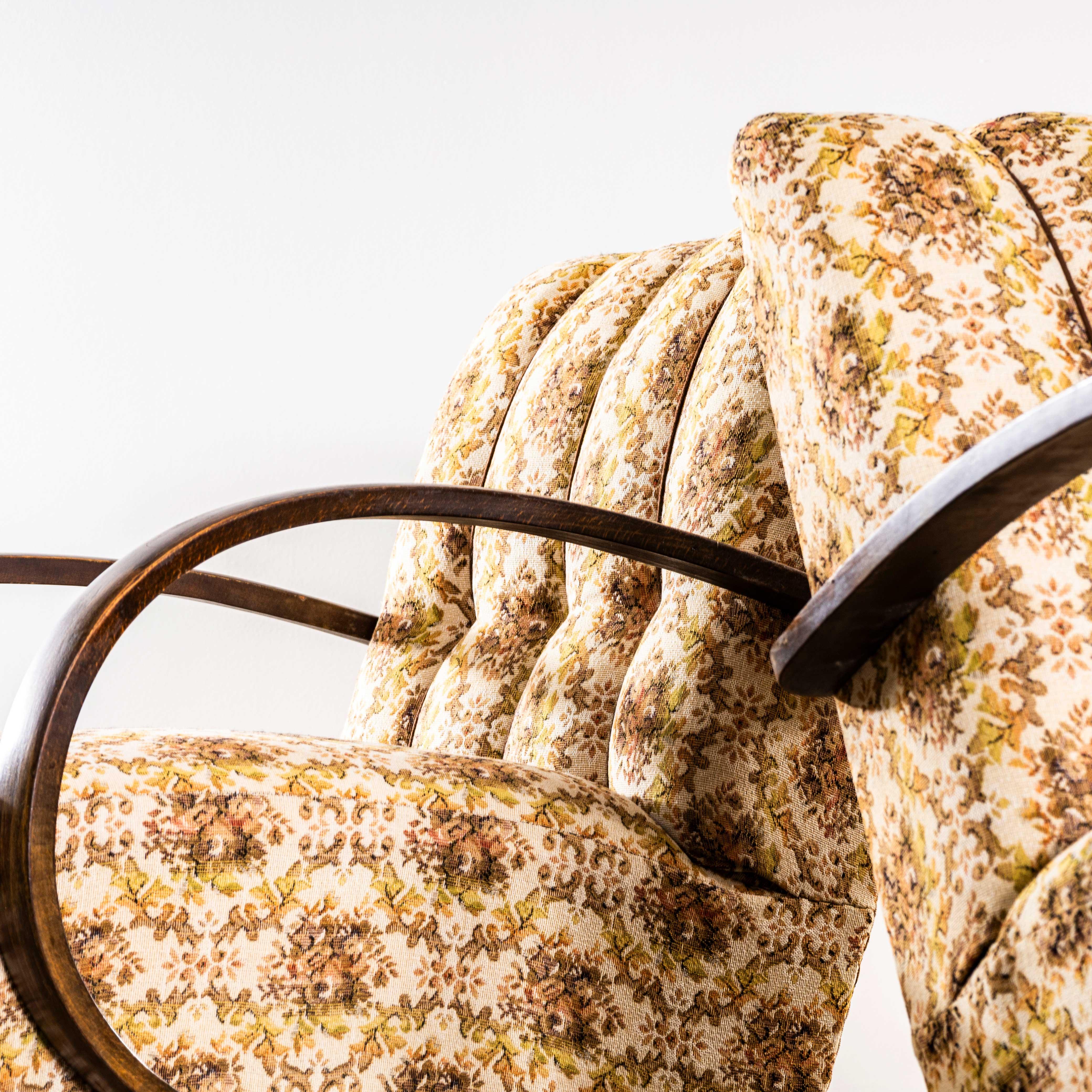 Milieu du XXe siècle Fauteuils Jindrich Halabala des années 1950 en tissu floral tapissé d'origine en vente