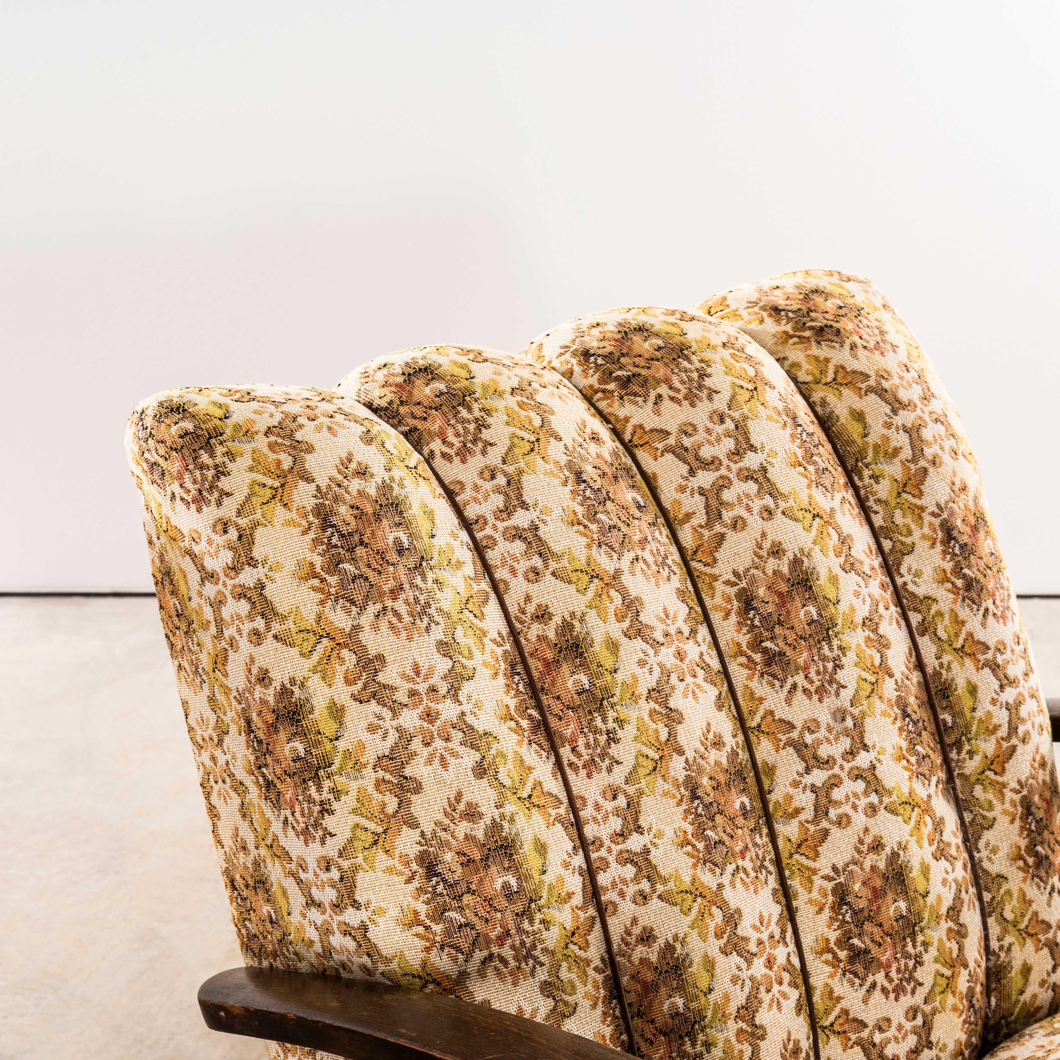 Fauteuils Jindrich Halabala des années 1950 en tissu floral tapissé d'origine en vente 2