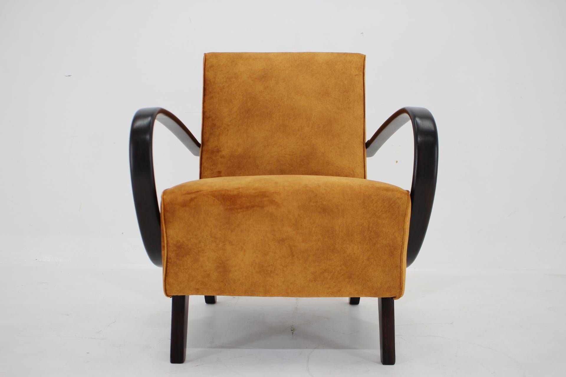 - Newly upholstered 
- The wooden parts have been refurbished 
- The seat height is 45cm 