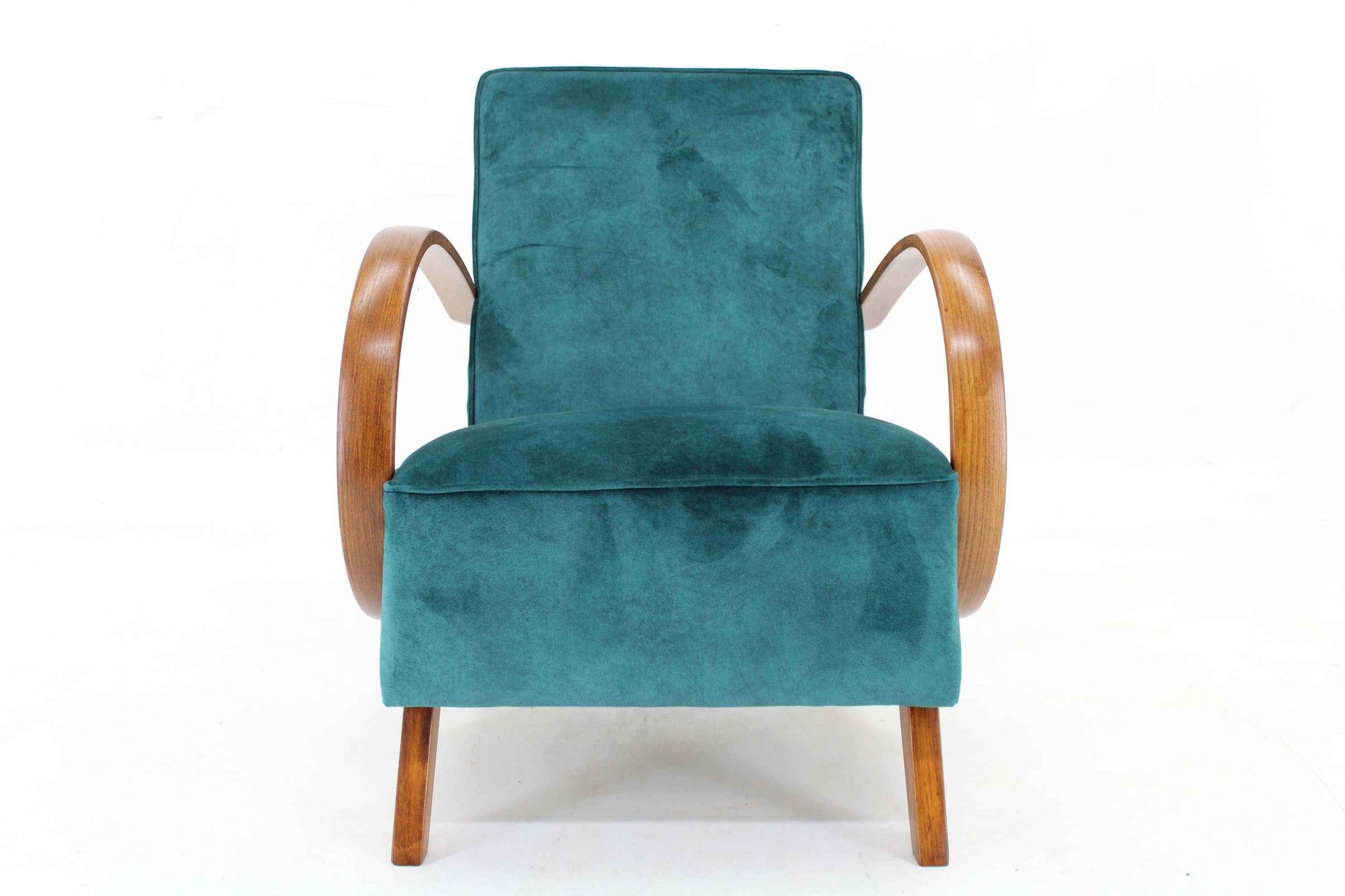  - Newly upholstered 
- The wooden parts have been refurbished
 - The seat height is 41 cm 
