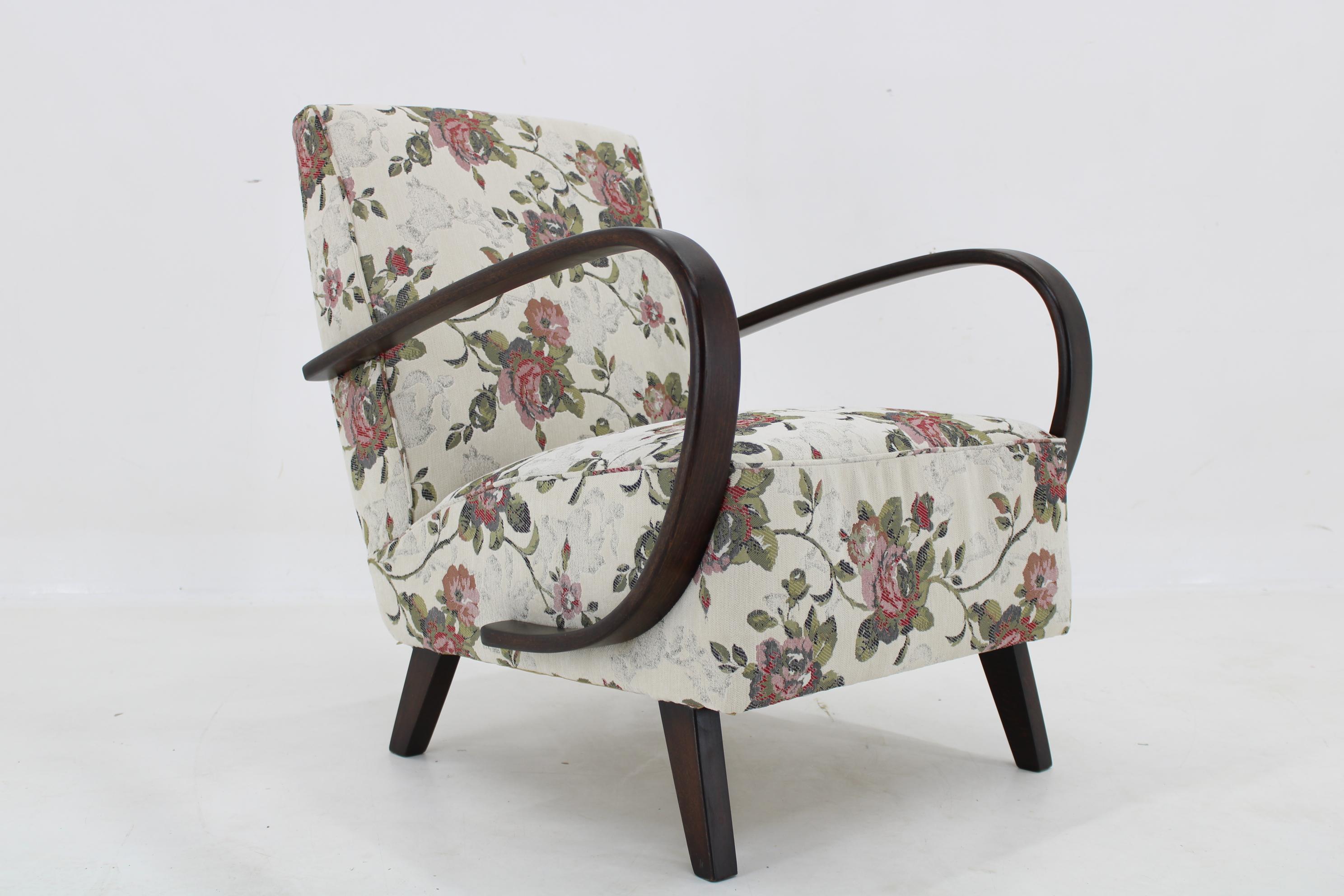 - Newly upholstered
- The wooden parts have been refurbished 
- The seat height is 44cm 