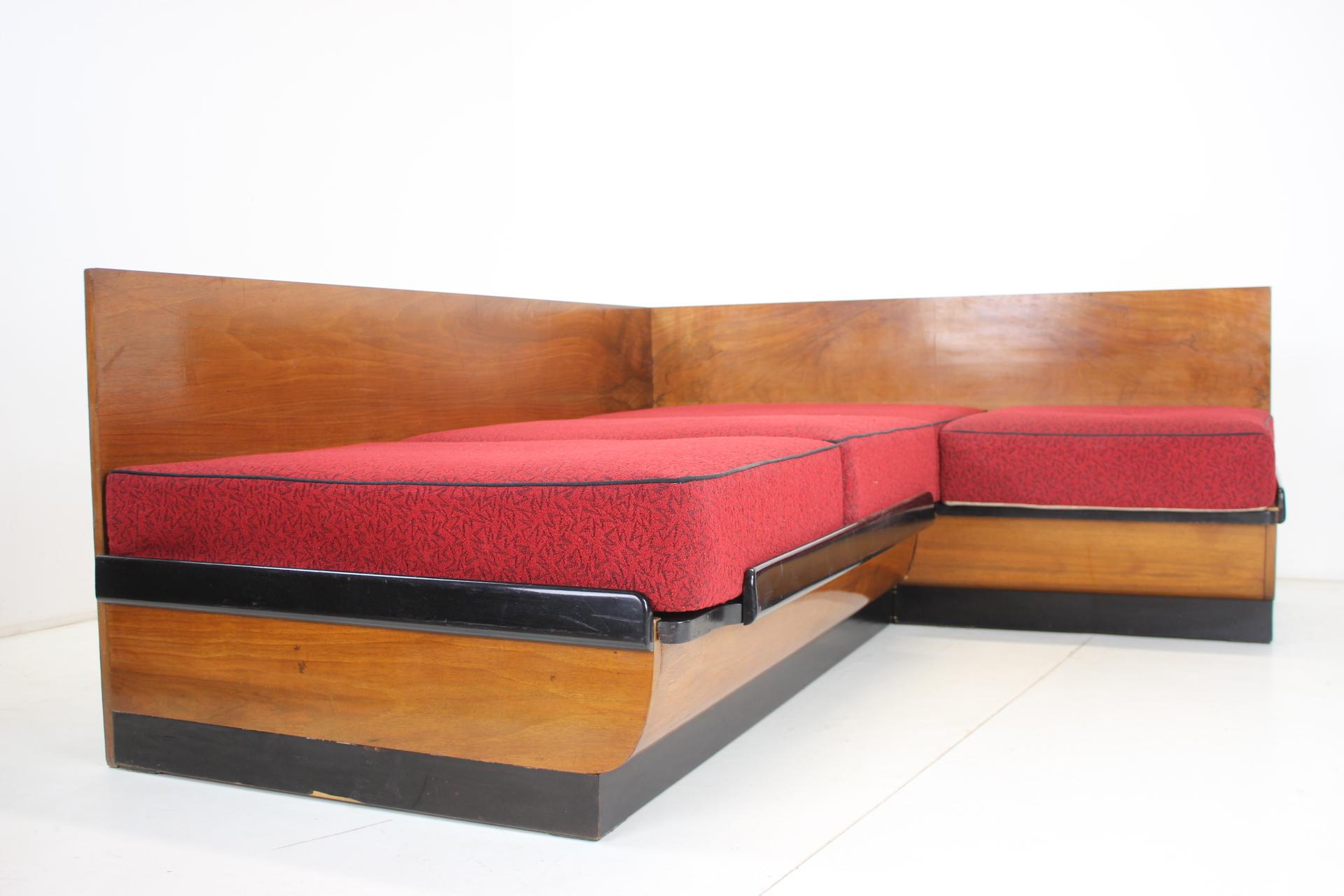 - Guter Originalzustand
- Das Sofa kann in ein Bett umgewandelt werden
- Polsterung aus Stoff mit leichten Gebrauchsspuren
- ausgeklappt, Größe 190cm / 153cm
- Sitzhöhe 47 cm
- Matratzen sind gefedert.
- Holzteile weisen Gebrauchsspuren