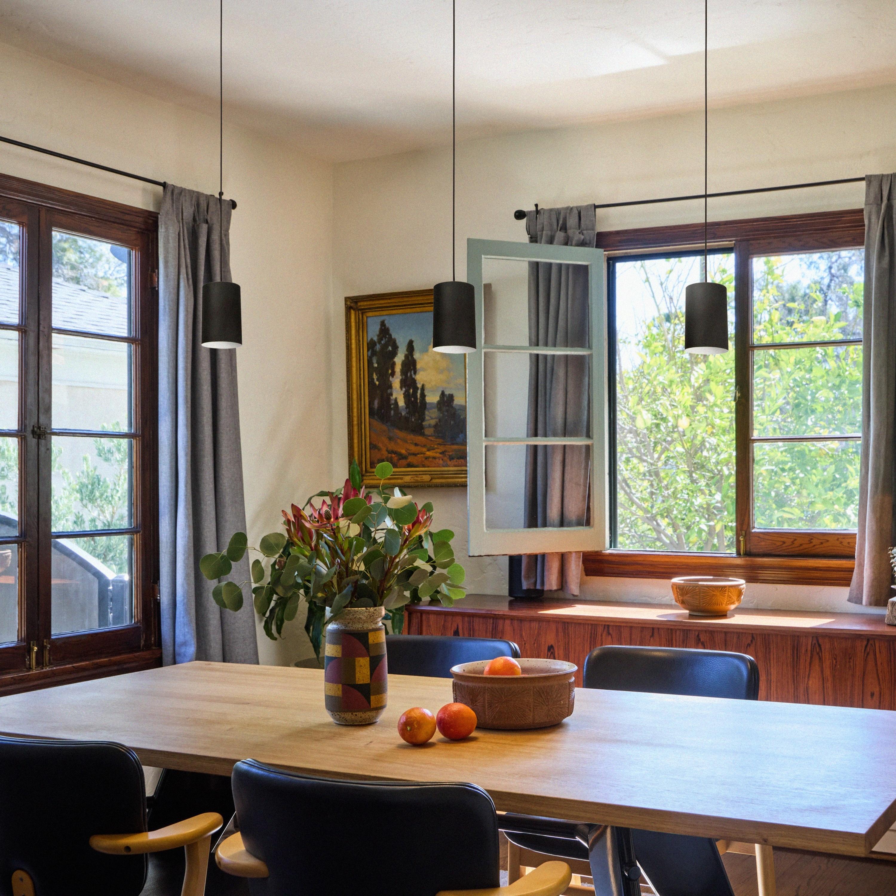 Ciondolo Jo Hammerborg del 1950 per Louis Poulsen. Eseguita in metallo cilindrico verniciato nero con baldacchino in ottone patinato personalizzato e spessa corda di stoffa nera, Danimarca, circa anni '50.

Il prezzo si intende per articolo. Tre