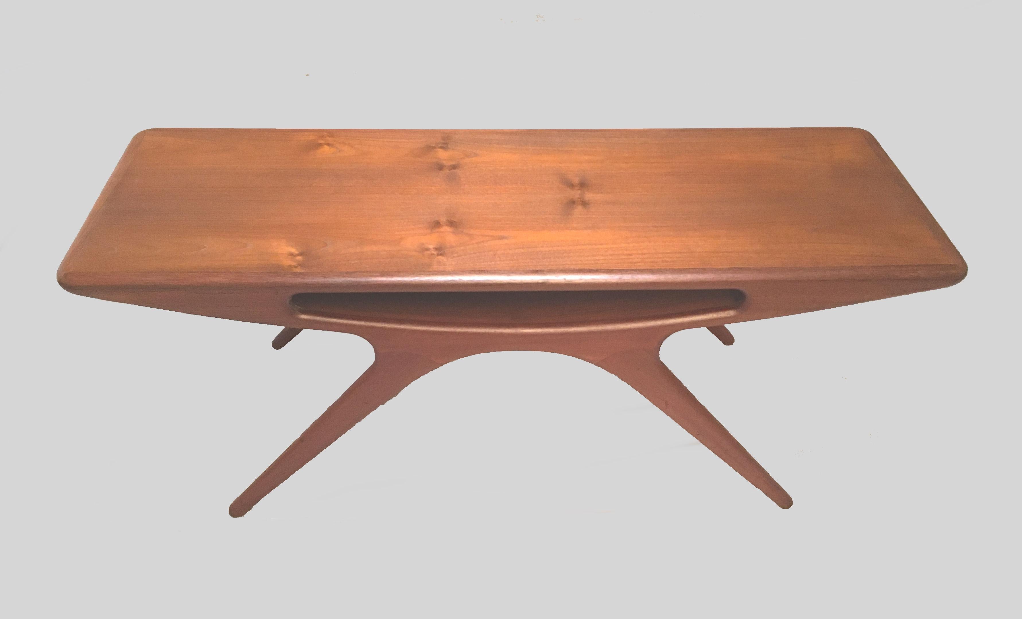 Fully Restored Danish Johannes Andersen Coffee Table in Teak by CFC Silkeborg

The iconic classic 'The smile' coffee table, was designed by Johannes Andersen in Denmark in 1957 
and manufactured in the late 1950s / 1960s by CFC Silkeborg, 

The well