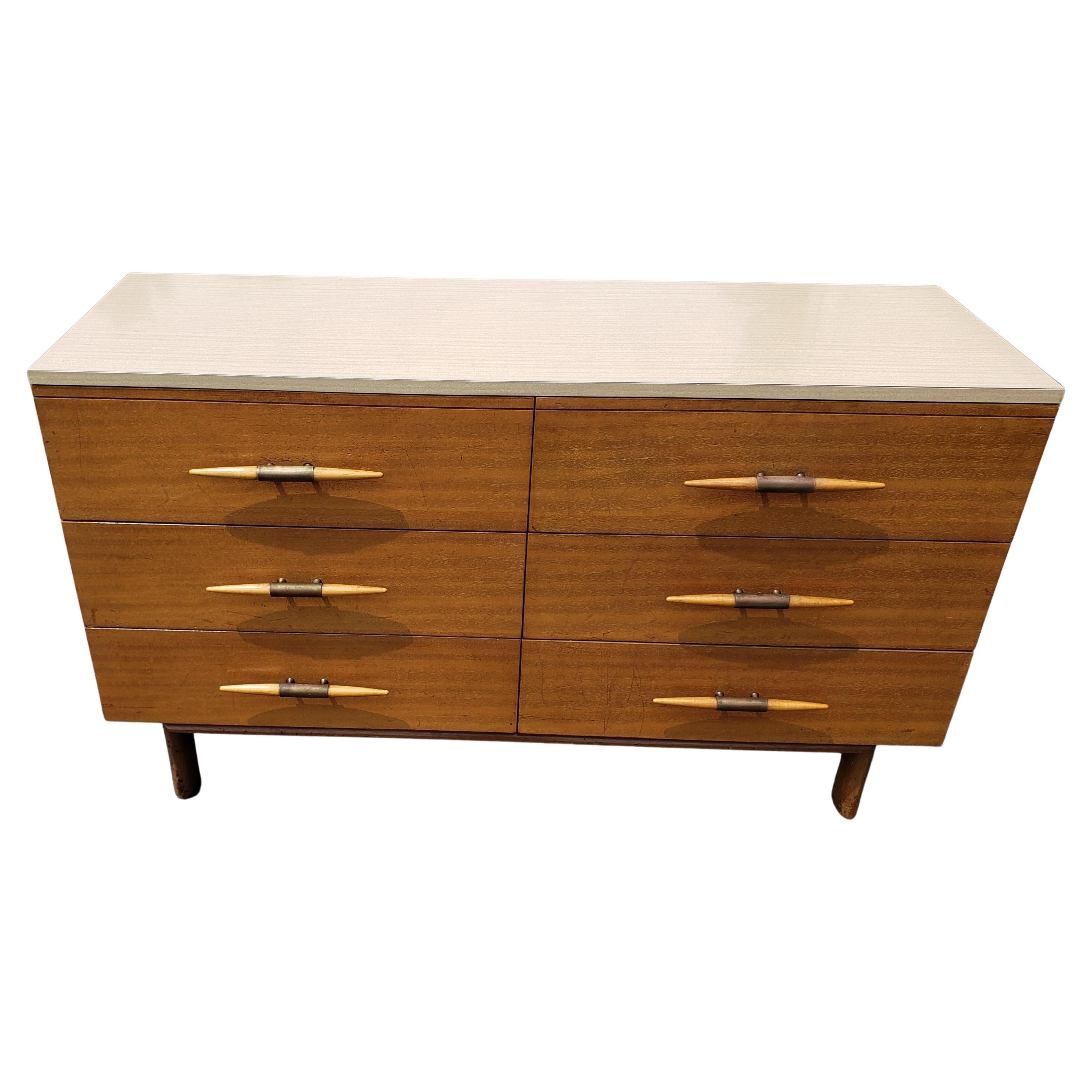 A clean midcentury Brown Saltman blonde mahogany modern double dresser 1950s USA. Blonde mahogany body and very clean formica top.
Exceptionally clean modern lines designed by John Keal. Maker label present.
Shows sculptural thick oval legs and
