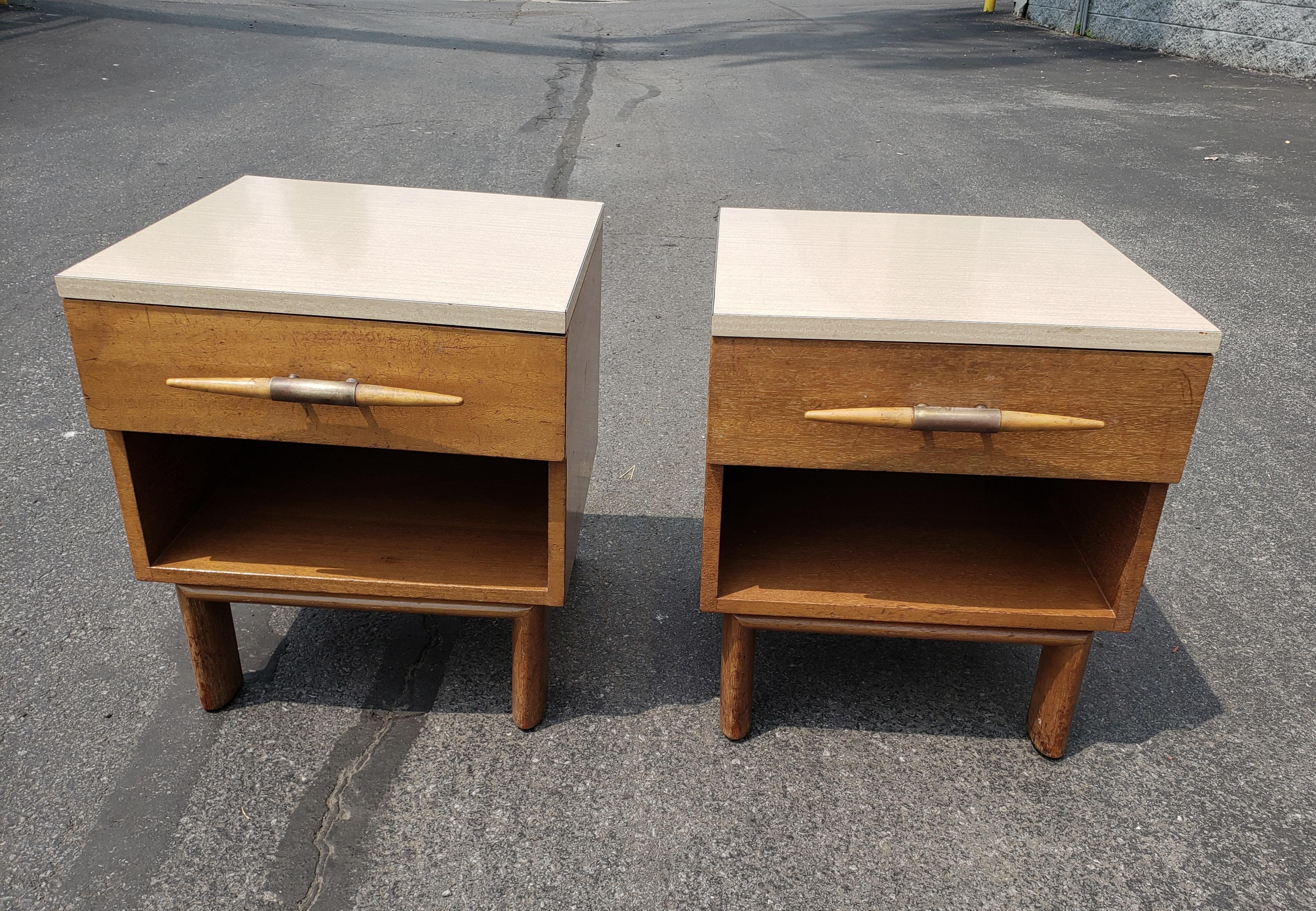 A pair of clean midcentury Brown Saltman blonde mahogany modern nightstands 1950s USA. Blonde mahogany body and very clean formica top.
Exceptionally clean modern lines designed by John Keal. Maker label present.
Shows sculptural thick oval legs