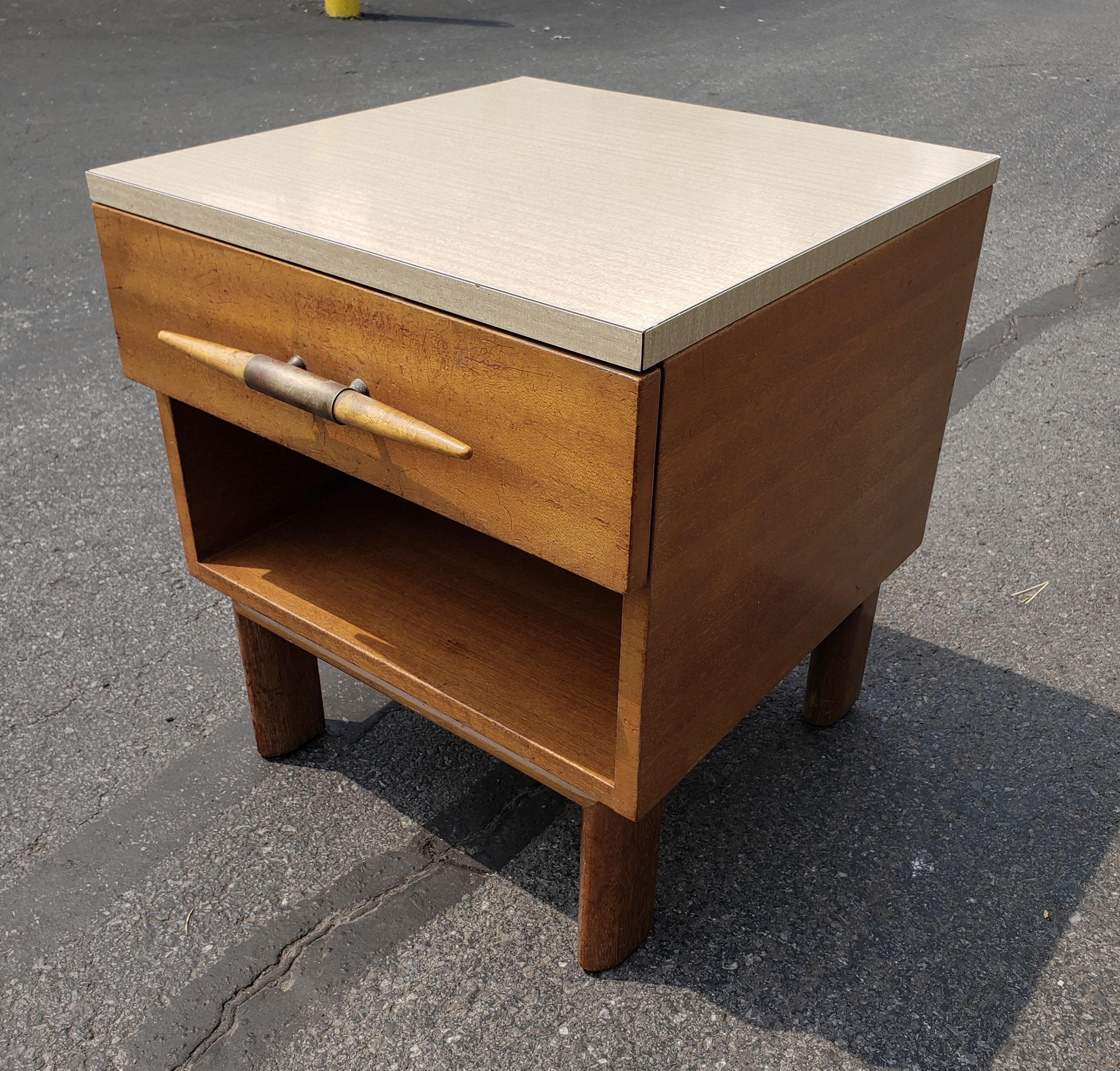 1950s John Keal for Brown Saltman Nightstands in Blonde Mahogany & Formica Top In Good Condition For Sale In Germantown, MD