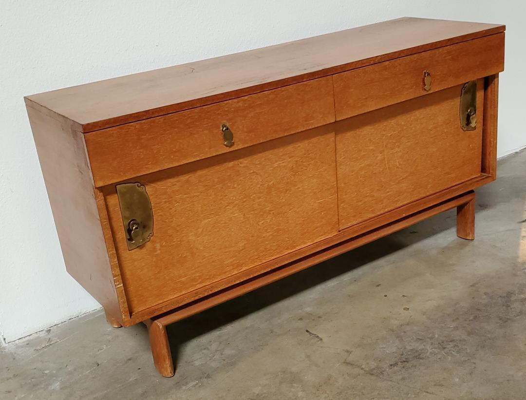 1950s John Keal Petite Buffet for Brown Saltman Philippine Mahogany Credenza In Good Condition For Sale In Monrovia, CA