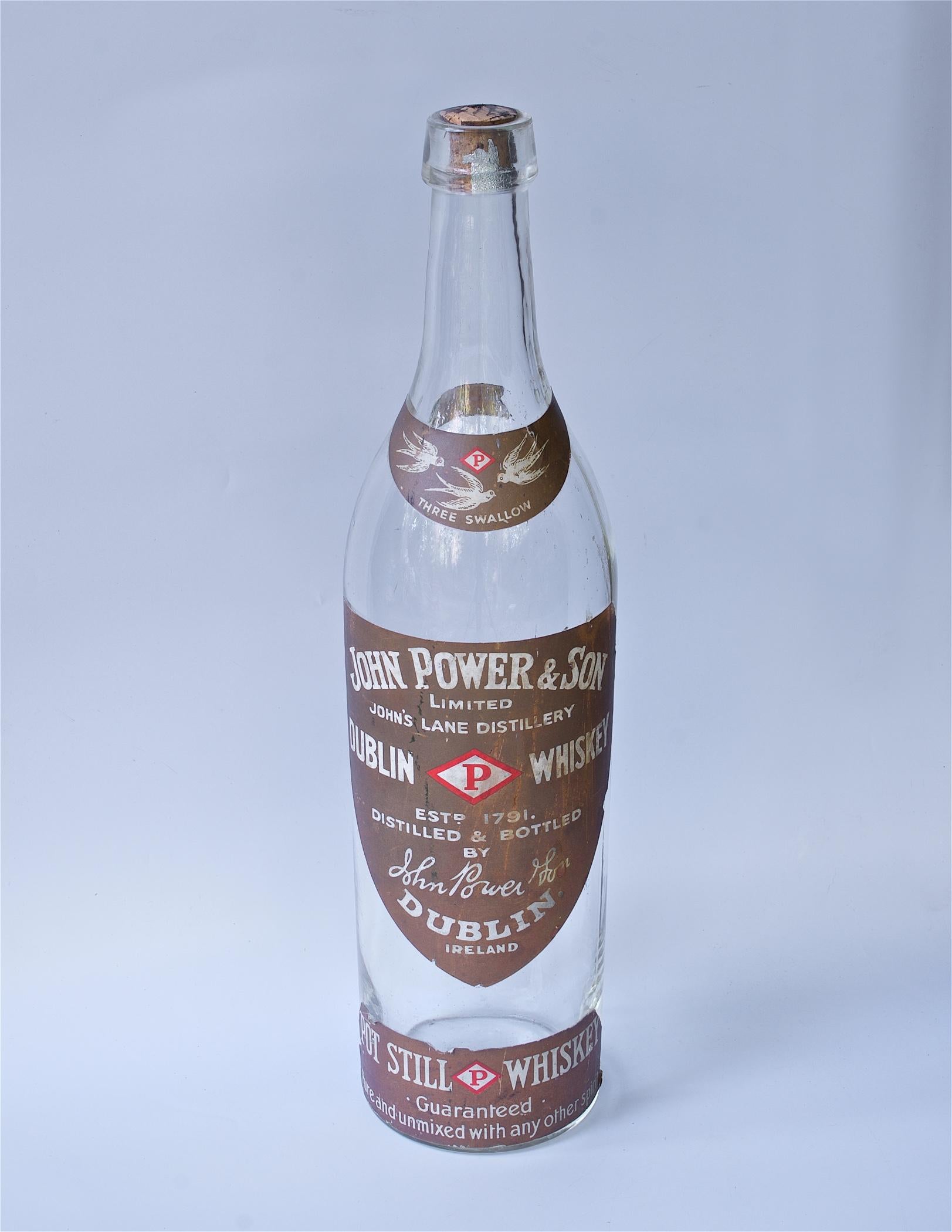 Seltene Pot-Whiskey-Flasche aus den 1950er Jahren, hergestellt in der Lane's Distillery, die 1975 geschlossen wurde.  Sie ist etwa so groß wie eine Jeroboam-Weinflasche oder eine Doppelmagnum. Ca. 3 Liter (4 Flaschen)
