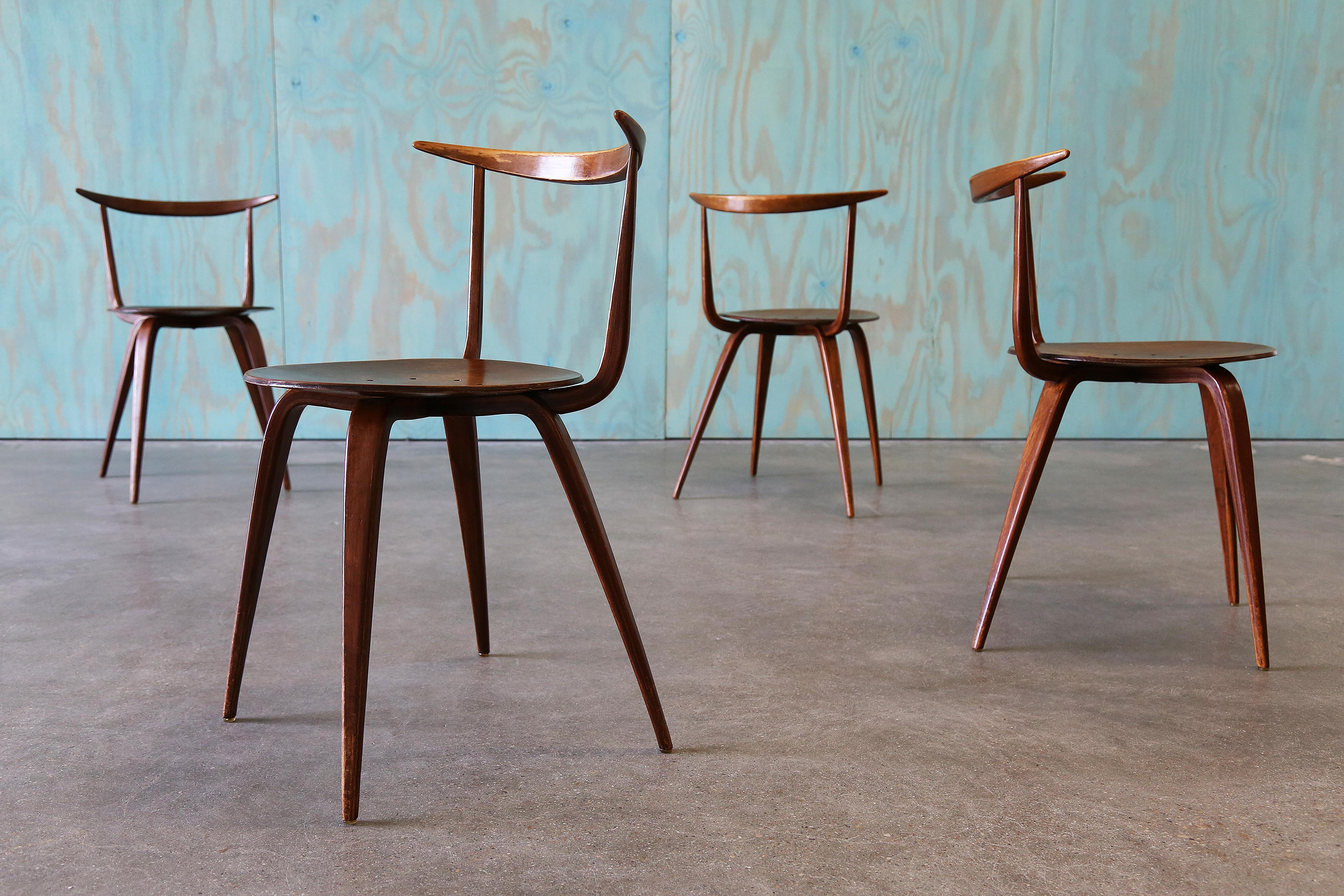 Un set di quattro scarse sedie John Pile per George Nelson Associates of Herman Miller Side Chairs. Queste sedie appartengono presumibilmente a una serie di circa 100 sedie prima di essere eliminate.  Un design leggero e arioso, composto da