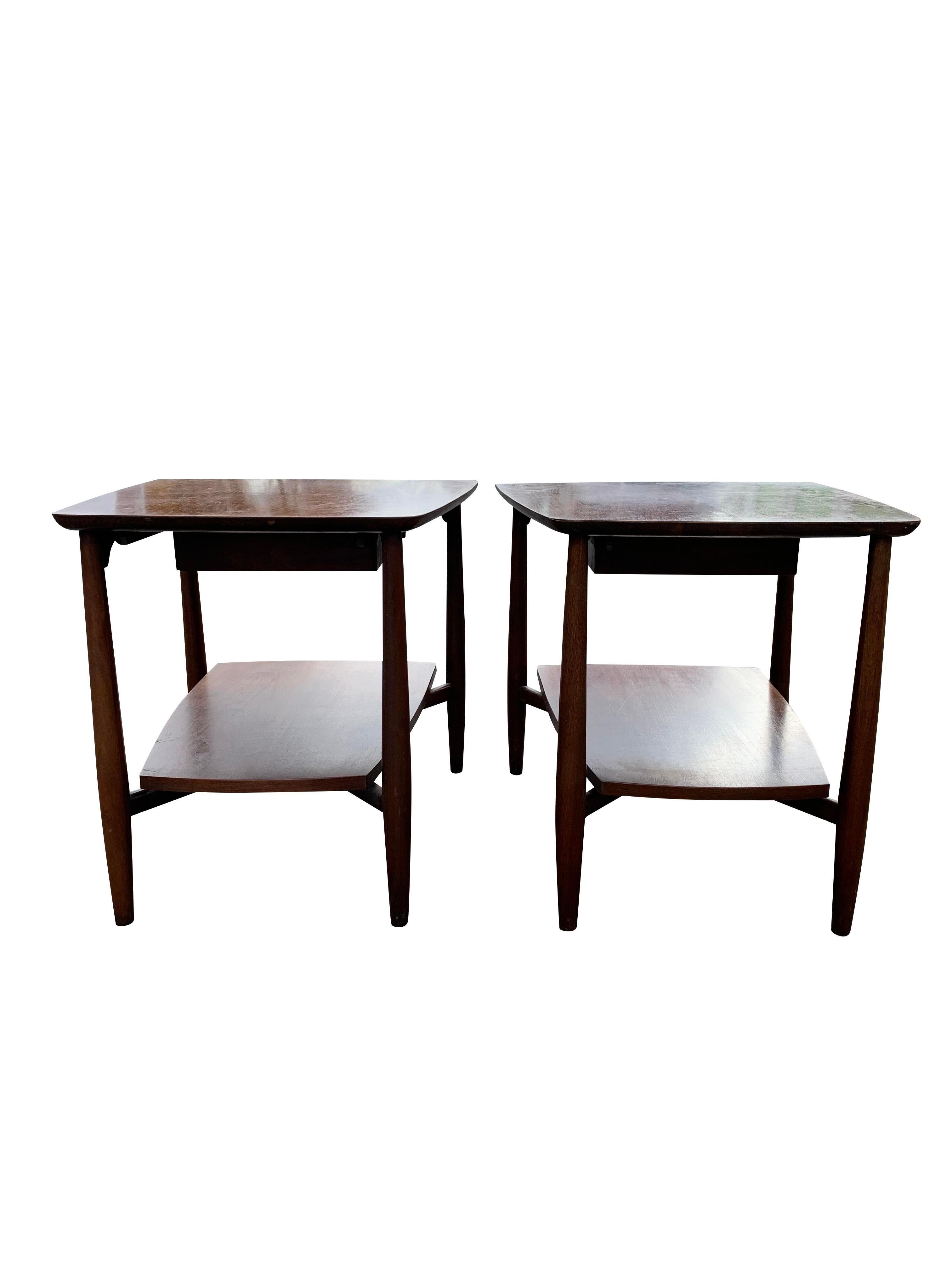 1950er John Stuart Mid Century Modern Nachttische - ein Paar (Moderne der Mitte des Jahrhunderts) im Angebot