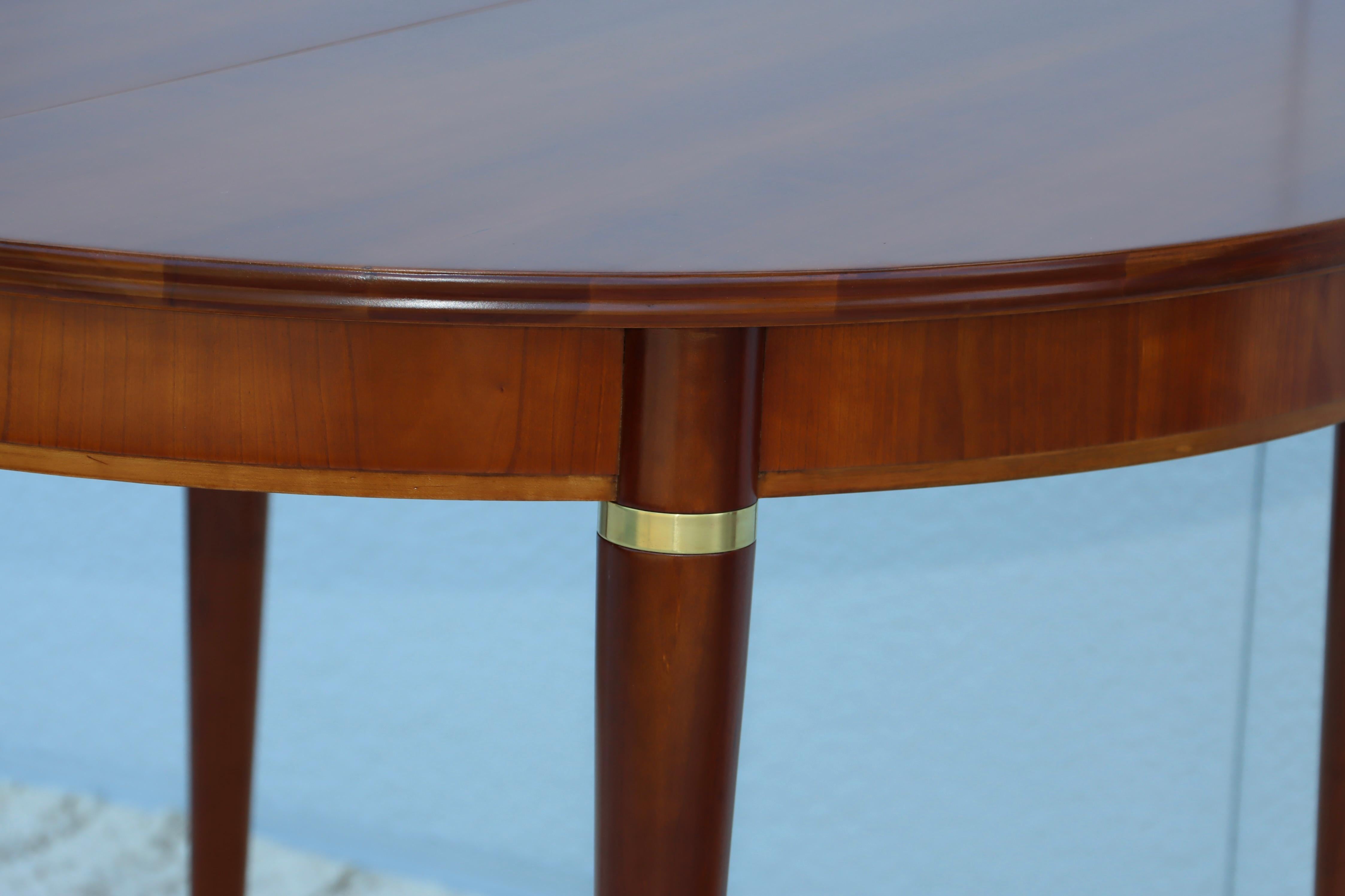 1950s John Widdicomb Cherry-Wood and Brass Oval Dining Table In Good Condition In New York, NY