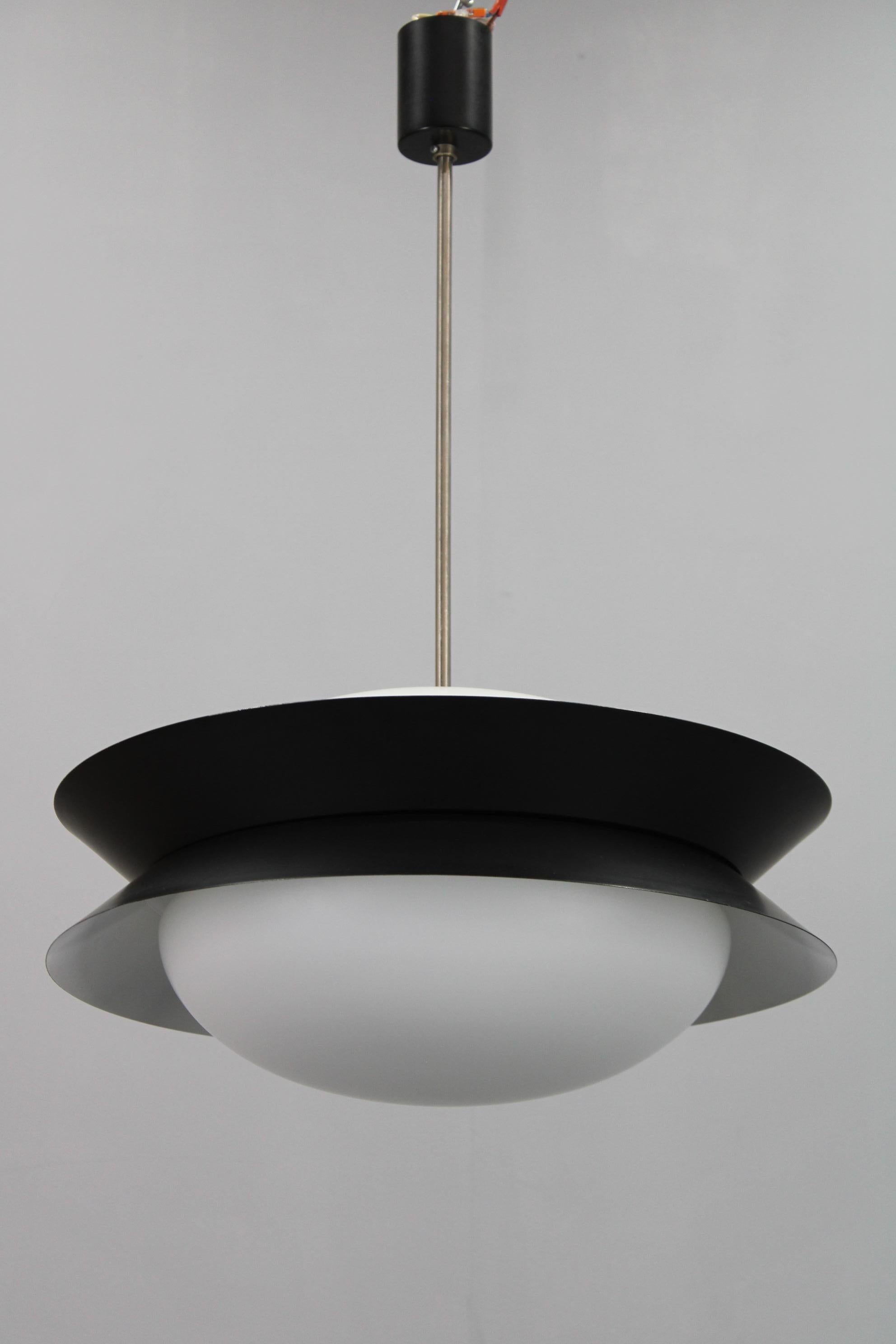 - Ricablato
- Ripulito, 4 x  Lampadina E26-E27
- Compatibile con il cablaggio degli Stati Uniti 