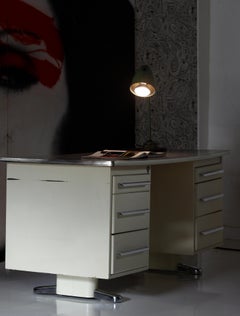 Scrivania industriale in acciaio in stile Bauhaus di Karl Baisch degli anni ’50, con gli iconici piedini cromati a slitta