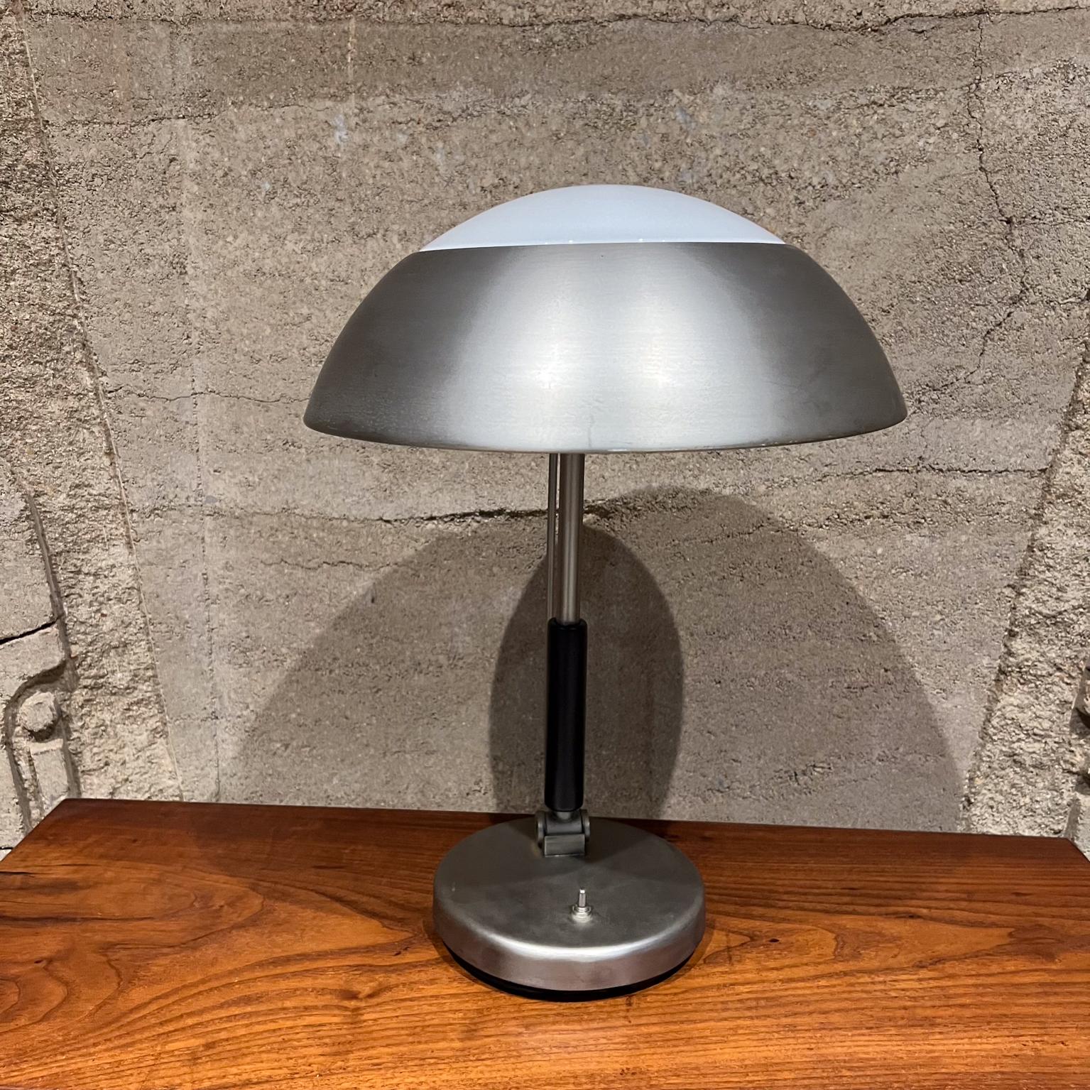 
German Desk Table Lamp Art Deco Bauhaus
Karl Trabert
18.5 h x 13 d x 13 d-Inclined 17.5 long
Preowned original vintage condition
Refer to images provided.