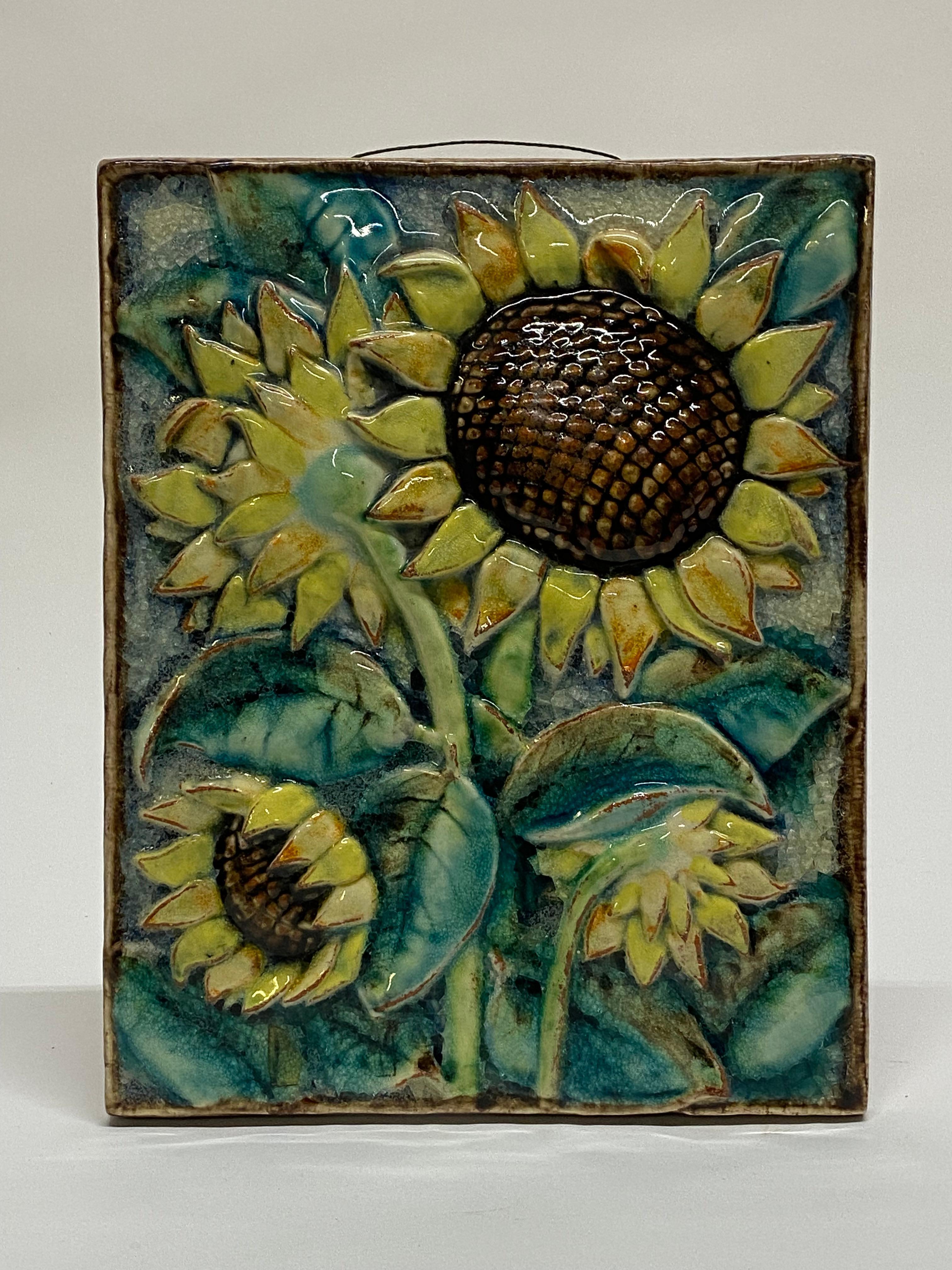Eine hervorragende Karslruhe, Deutschland Sonnenblumen-Majolika-Terrakottafliese. Wunderbar außergewöhnliche farbenfrohe, taktile und realistische Blumendarstellung. Es verleiht einer Wand oder einem Raum einfach so viel Freude. Die gelbe, grüne und