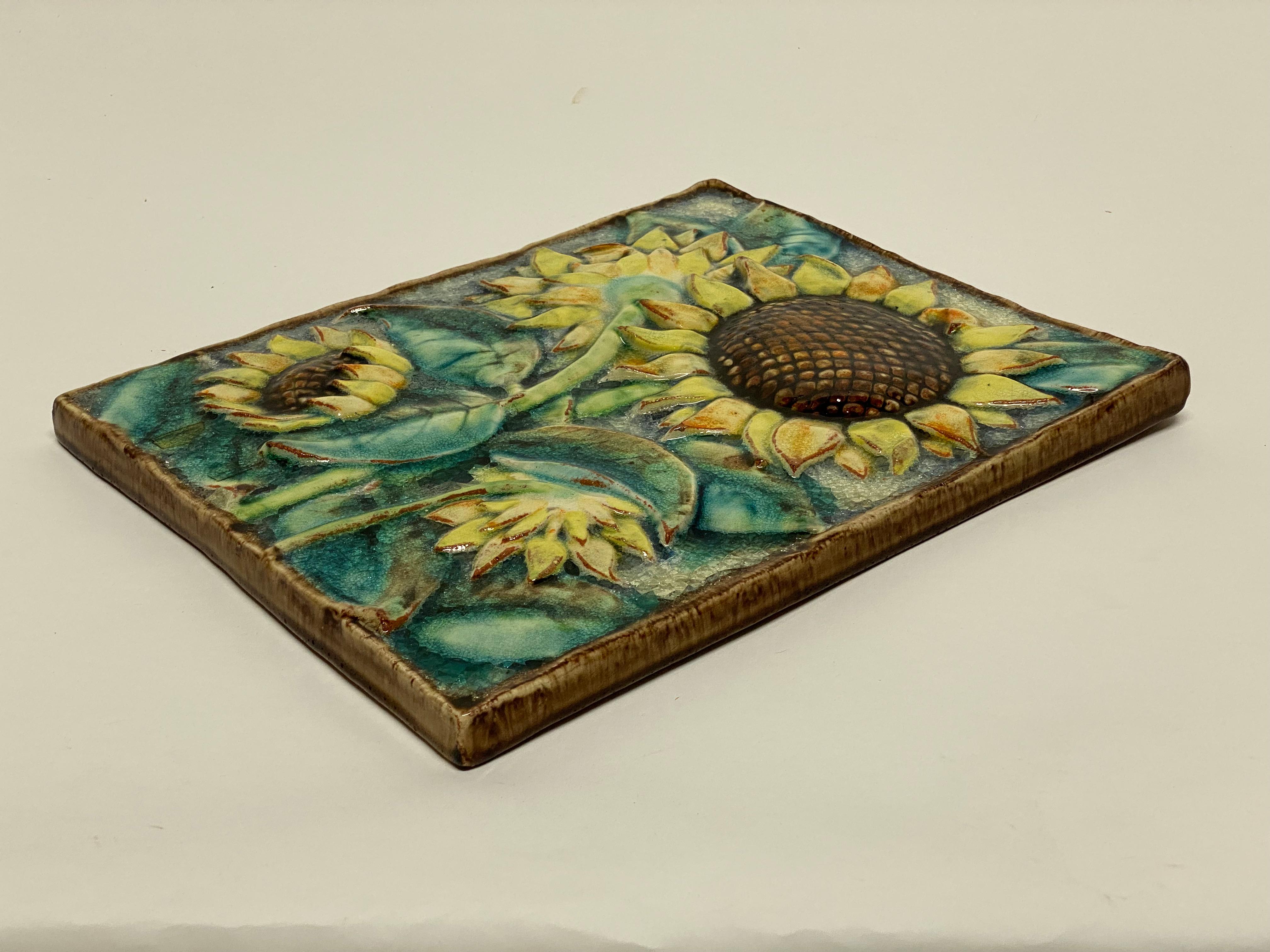 Karlsruher Majolika-Sonnenblumen-Terrakotta-Kachel, 1950er Jahre (Handgeschnitzt)