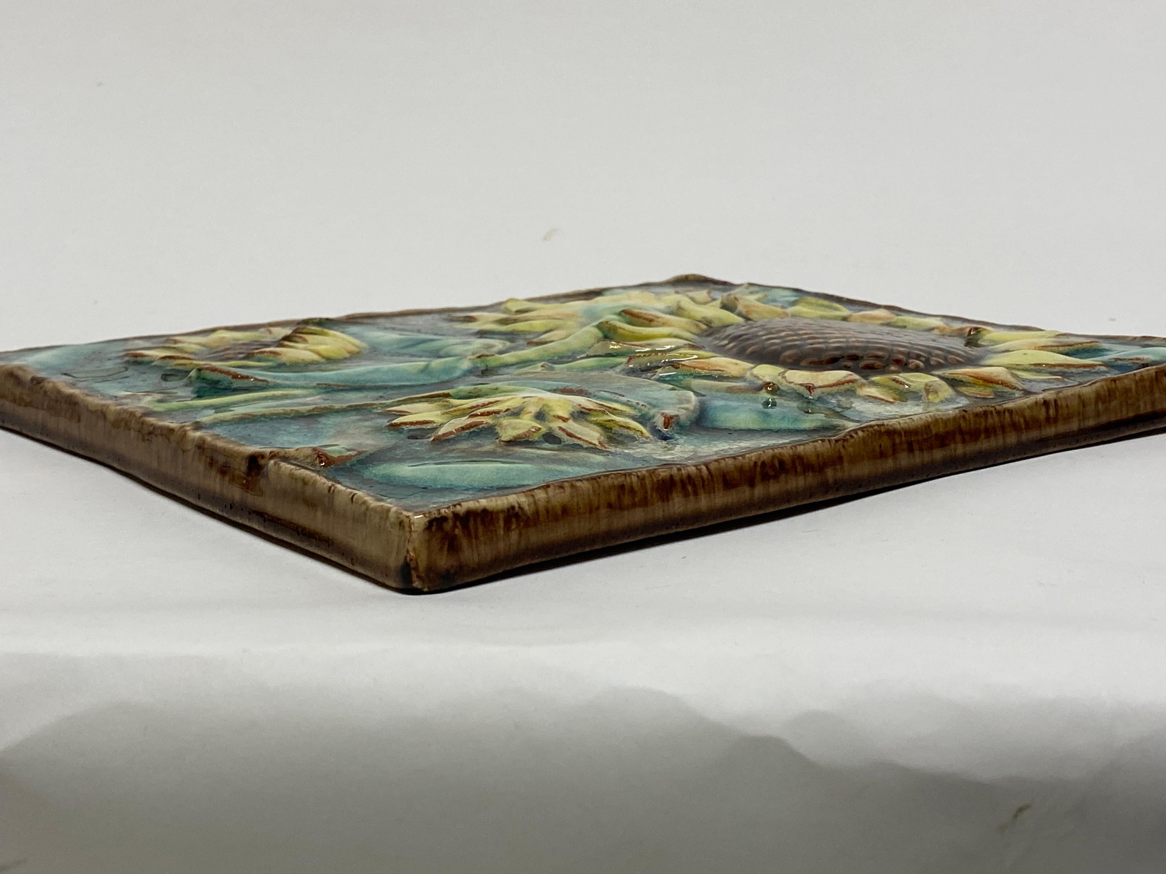 Karlsruher Majolika-Sonnenblumen-Terrakotta-Kachel, 1950er Jahre im Zustand „Gut“ in Garnerville, NY